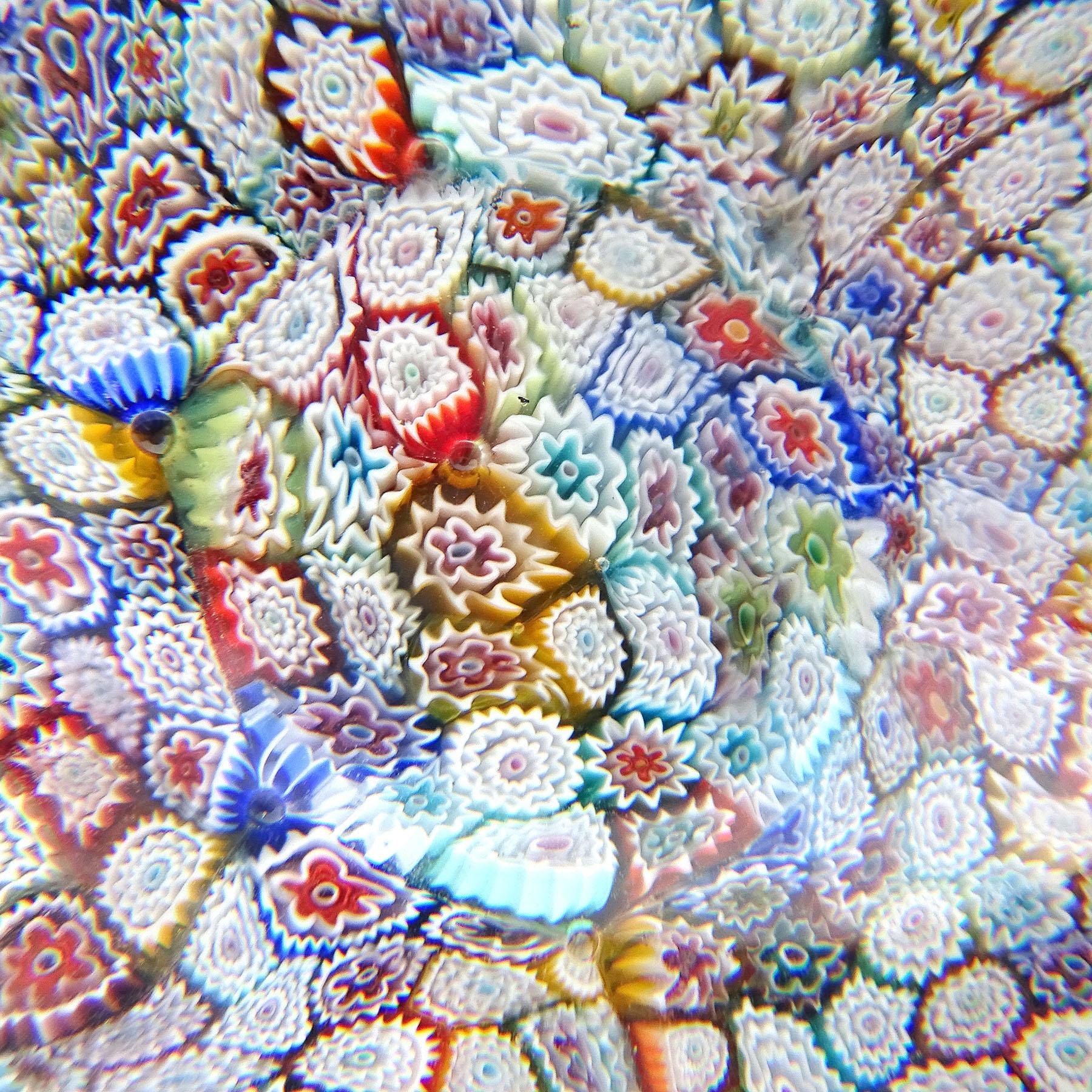 Mid-Century moderno Murano Vintage Millefiori Fiore di Murrine Mosaico d'arte in vetro italiano Fermacarte in vendita