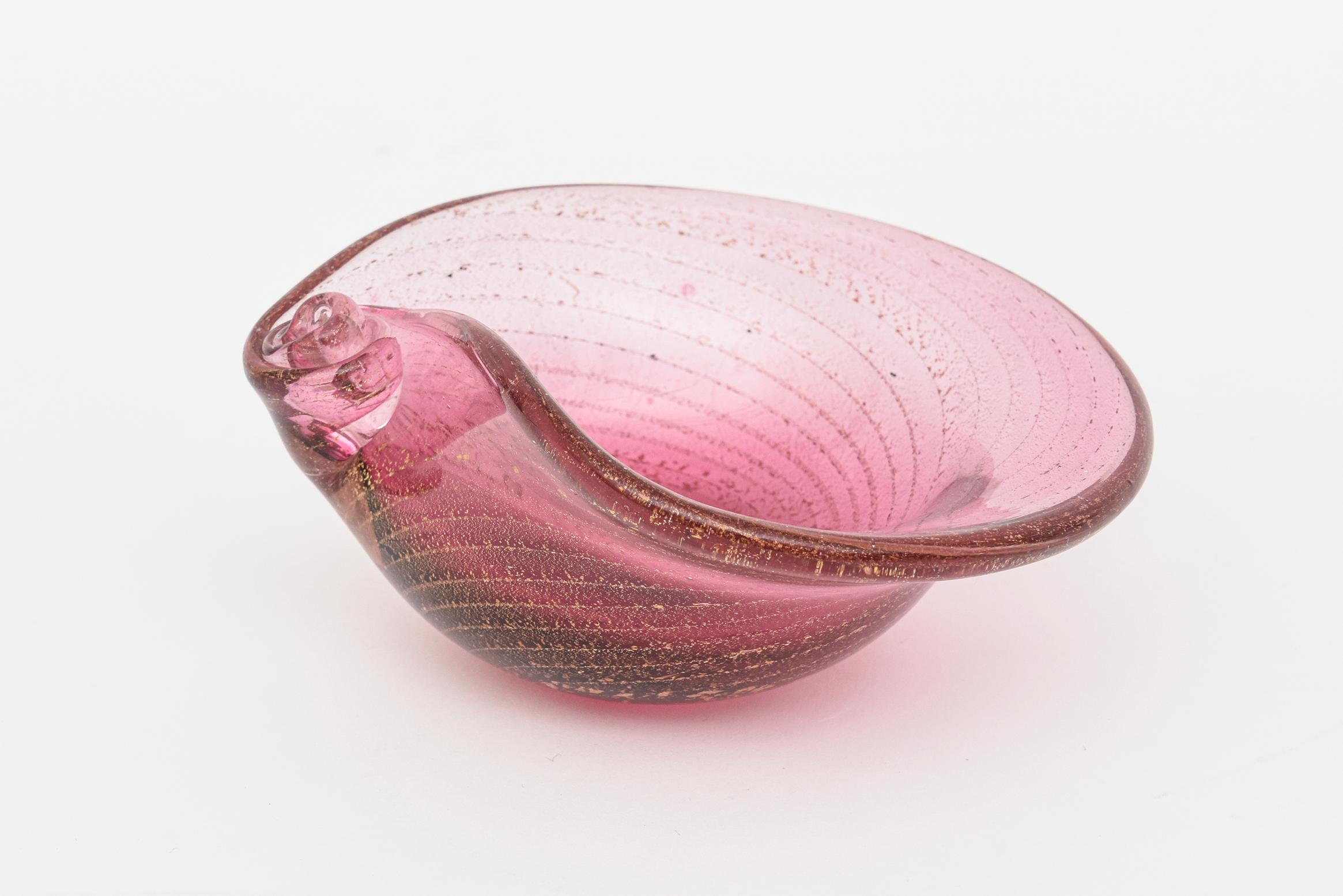 Late 20th Century Murano Vintage Raspberry and Gold Aventurine Snail Glass Bowl For Sale