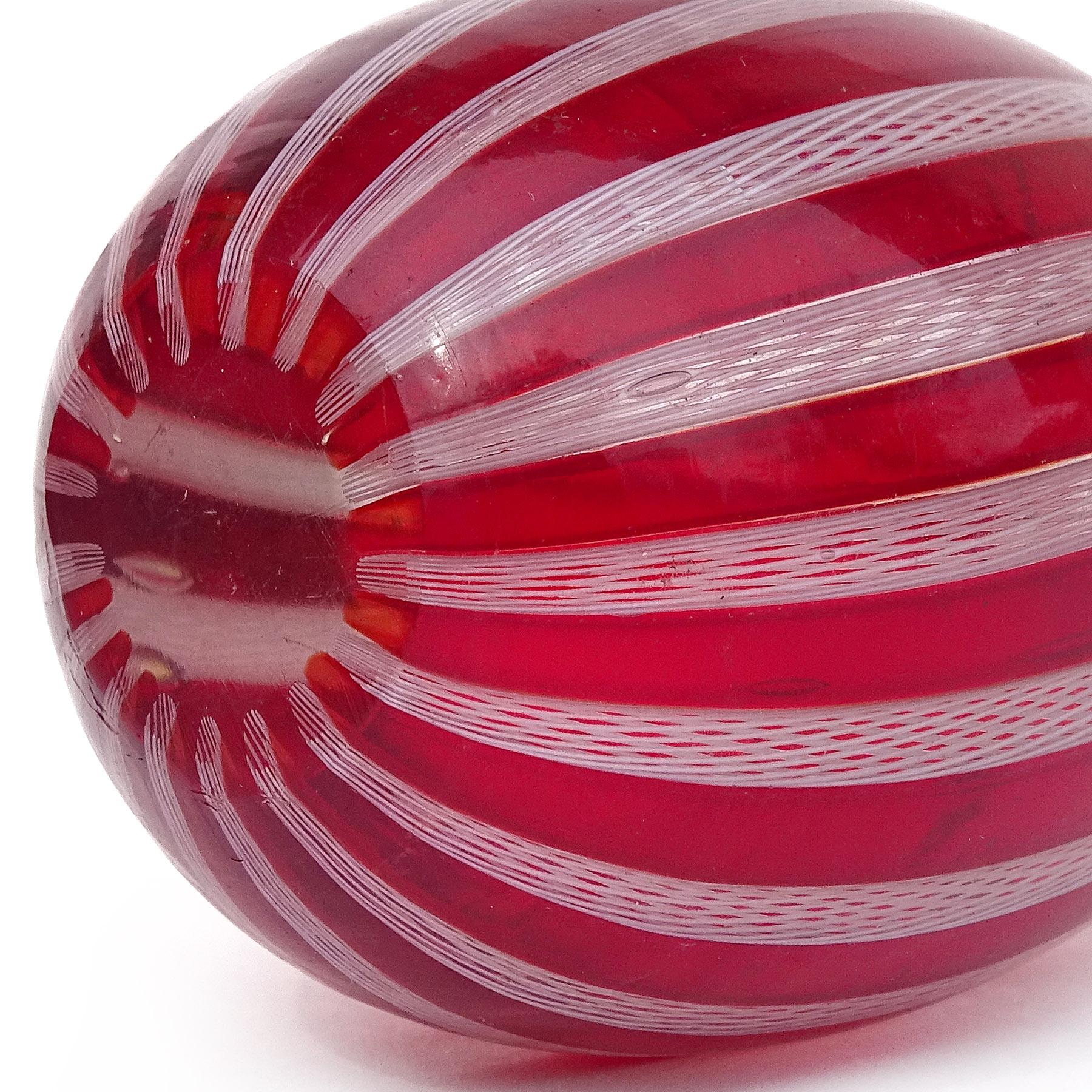 Murano Vintage Red White Zanfirico Ribbons Italian Art Glass Egg Paperweight In Good Condition In Kissimmee, FL