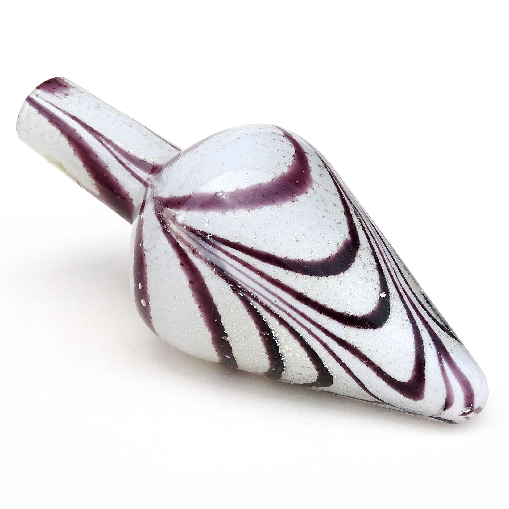 Murano Vintage Silver Flecks Purple Pulled Feather Italian Art Glass Decanter In Good Condition For Sale In Kissimmee, FL