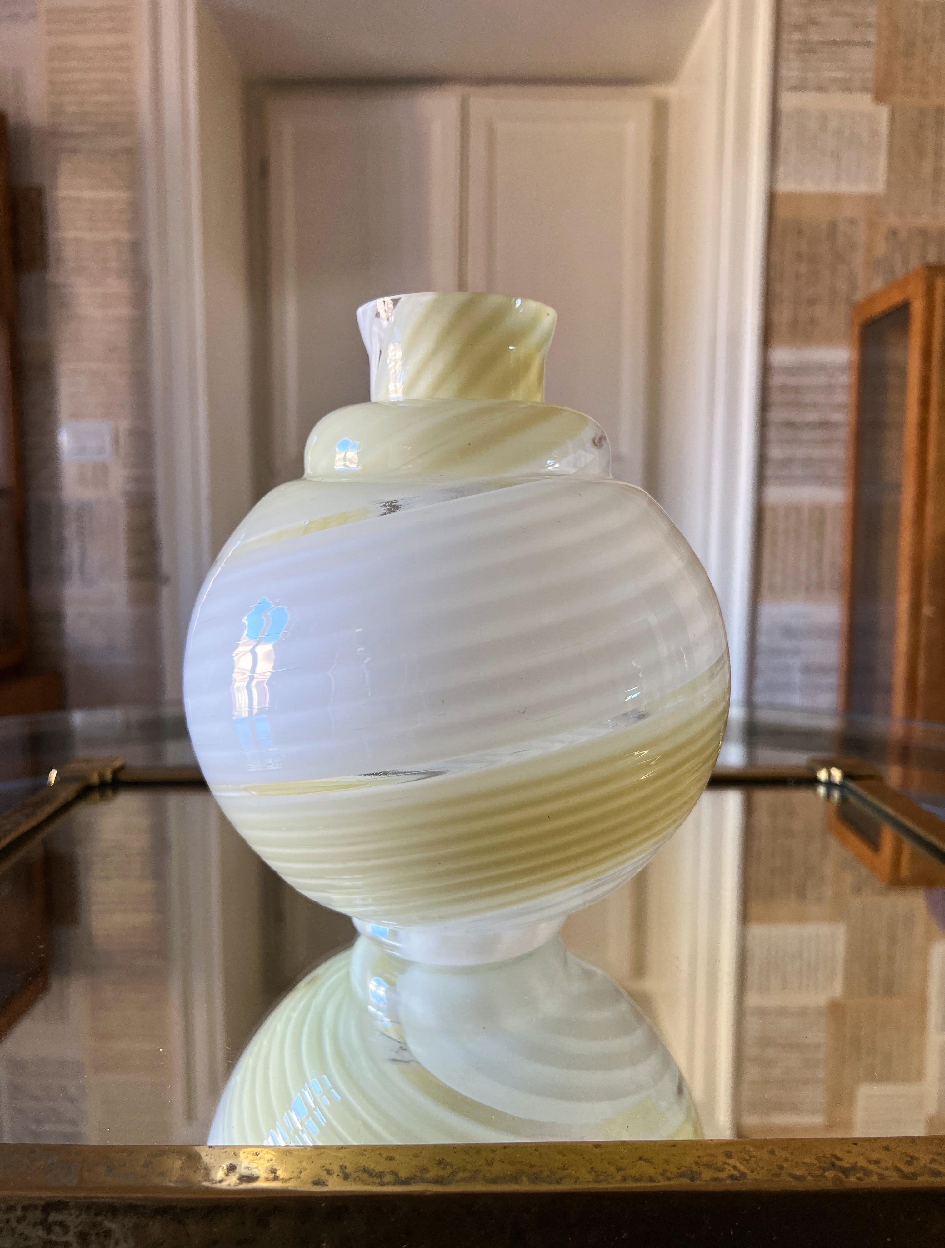 Mid-Century Modern Vase vintage de Murano des années 1970, beige et blanc tourbillonnant en vente