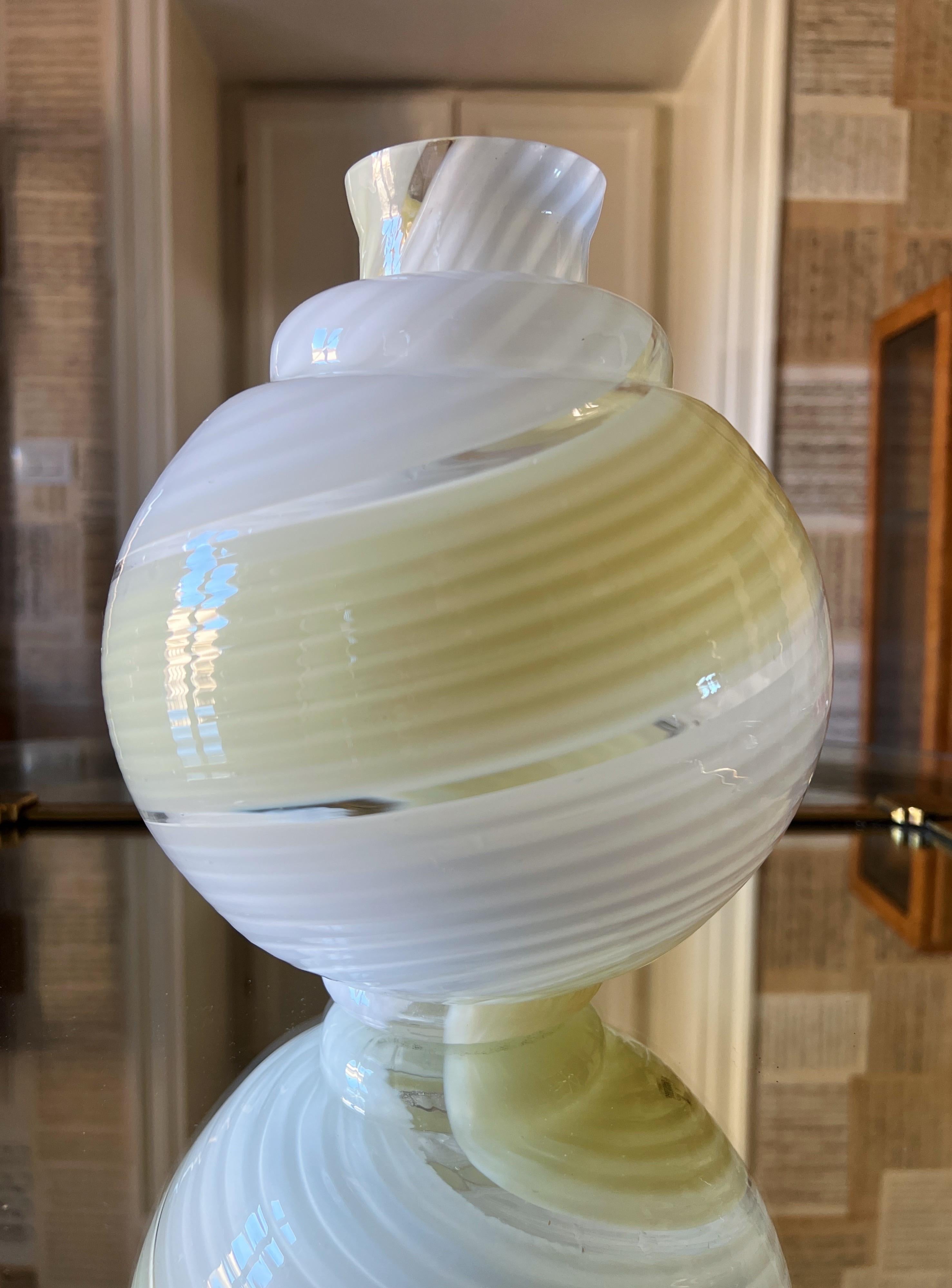 Verre de Murano Vase vintage de Murano des années 1970, beige et blanc tourbillonnant en vente