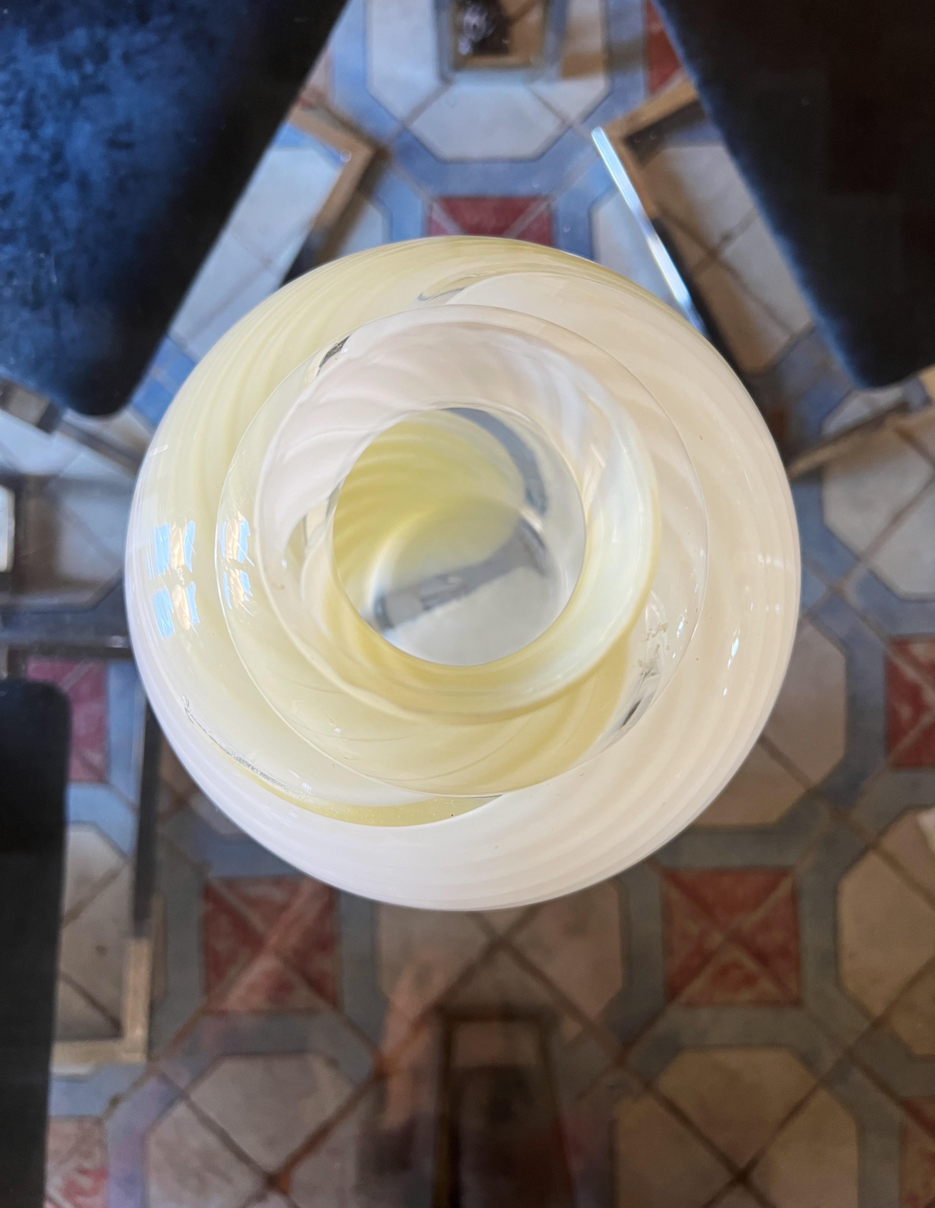 Vase vintage de Murano des années 1970, beige et blanc tourbillonnant en vente 1