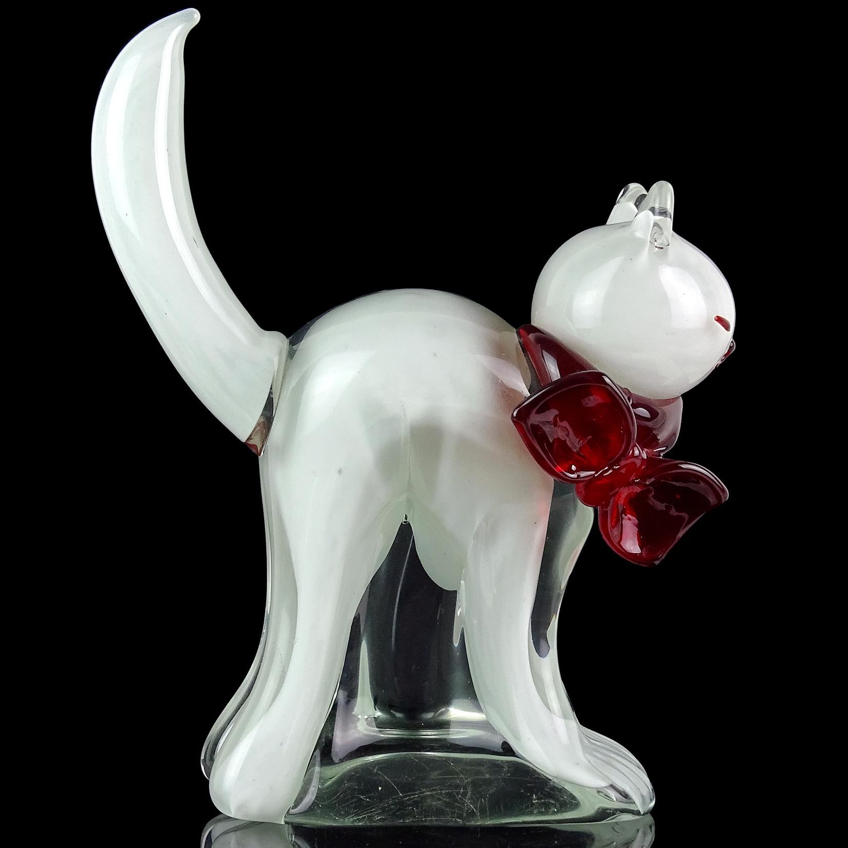 Fait main Sculpture italienne décorative Kitty Cat en verre d'art de Murano avec nœud blanc et rouge vintage en vente