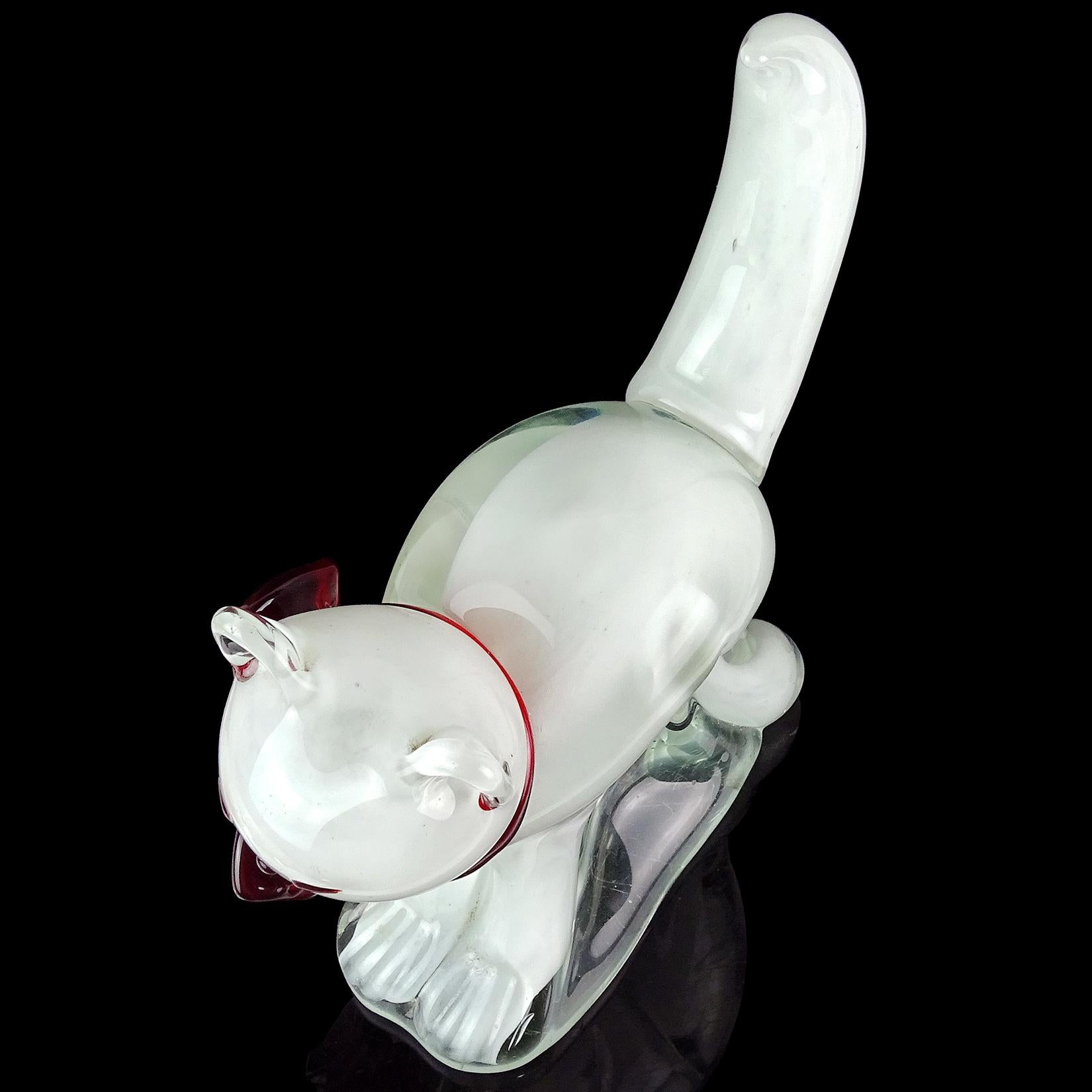 Dekorative Kitty Cat-Skulptur aus italienischem Muranoglas mit weißer und roter Schleife, Vintage (Handgefertigt) im Angebot