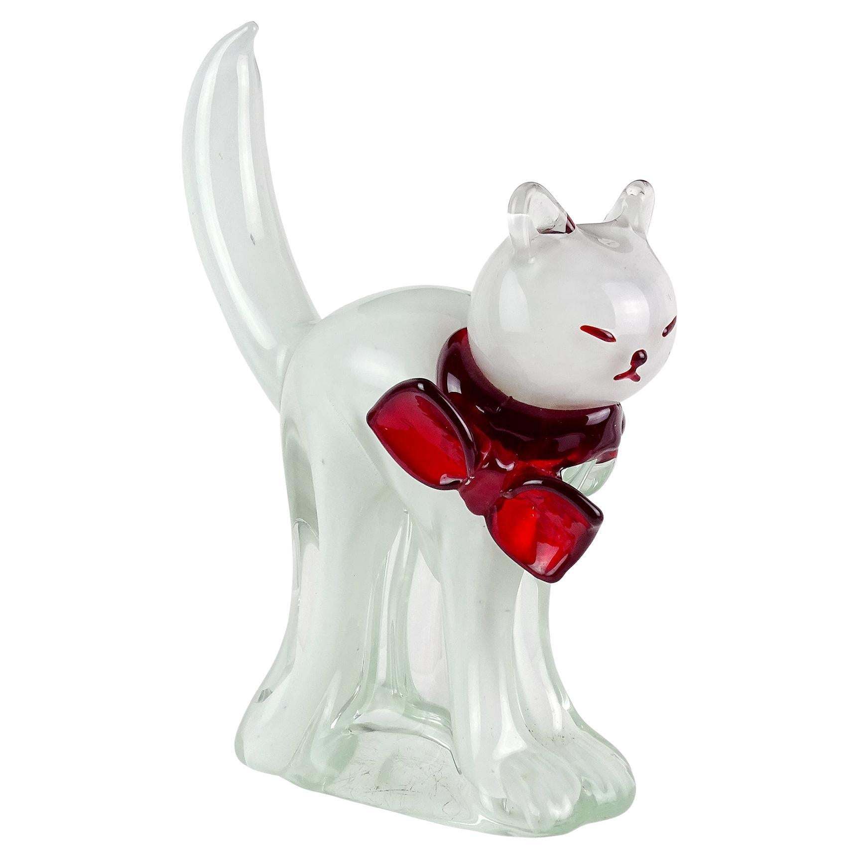 Dekorative Kitty Cat-Skulptur aus italienischem Muranoglas mit weißer und roter Schleife, Vintage im Angebot