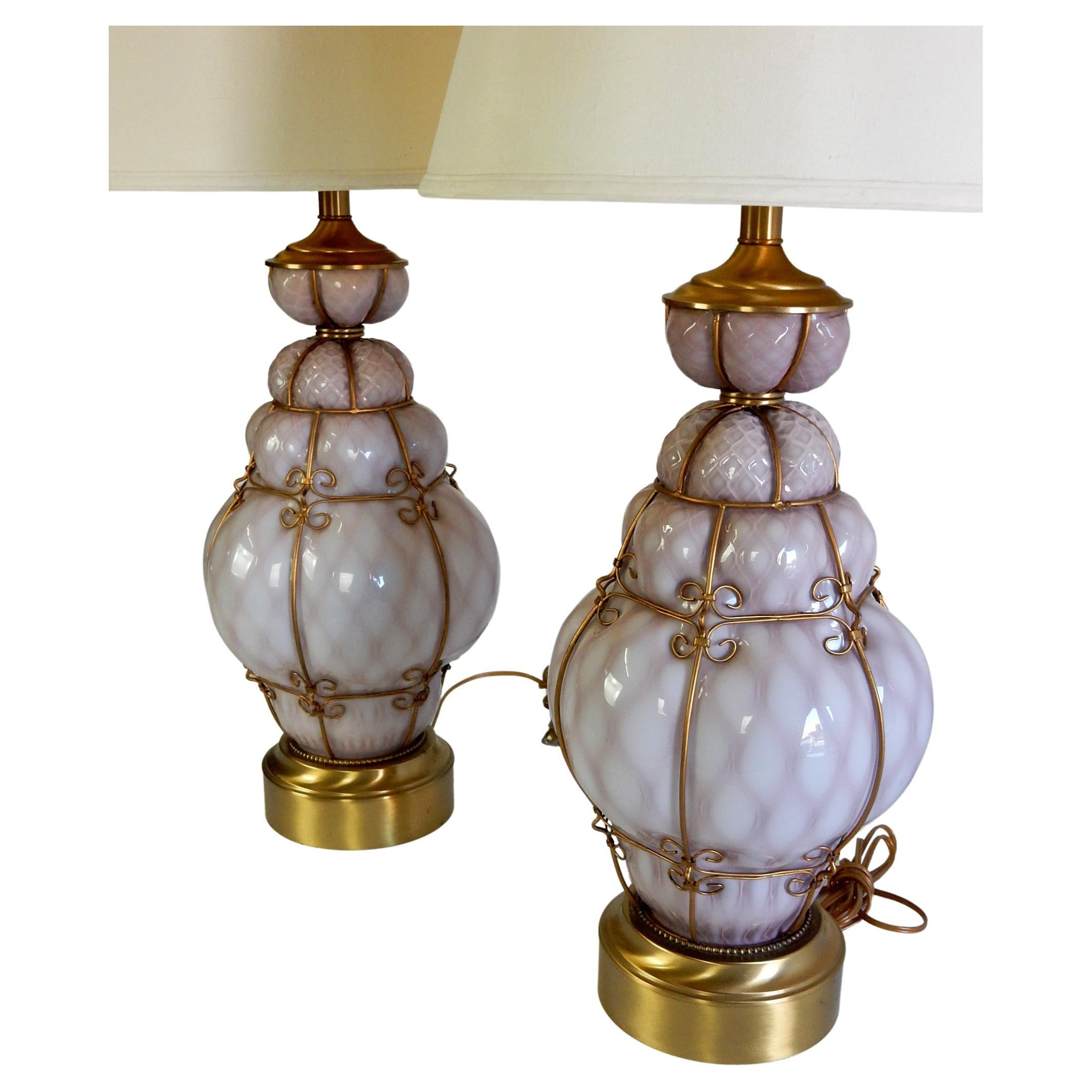 Großes Paar wunderschöner italienischer mundgeblasener Käfigkunstglas-Tischlampen
wird Seguso Italien zugeschrieben (nicht gekennzeichnet).
Violettfarbenes Glas mit goldenem Metallkäfig und Beschlägen.
Beide sind tadellos.