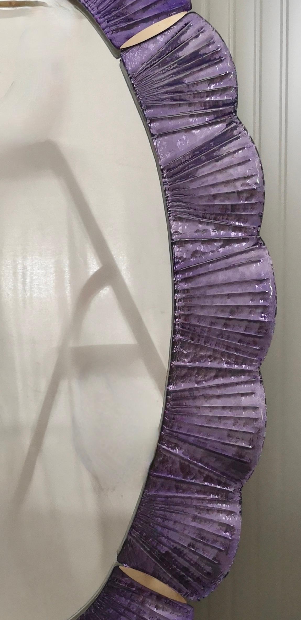 Atemberaubende Spiegel in lodernden violetten Farbe Murano-Glas, Venedig. Ein Spiegel, der allein Ihr Zuhause einrichtet.

Der Spiegel hat eine Rückwand aus Holz, auf der vier Muranoglasscheiben montiert sind, die wie auf dem Foto ein Oval bilden.
