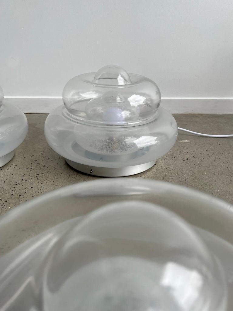Zwei Runden verfügbar.
Murano Glas Wand- oder Tischlampen von Carlo Nason für Mazzega, ein beeindruckendes Beispiel für italienisches Design aus den 1970er Jahren. Diese Lampen sind ein wahres Kunstwerk, das von dem Glasmachermeister Carlo Nason