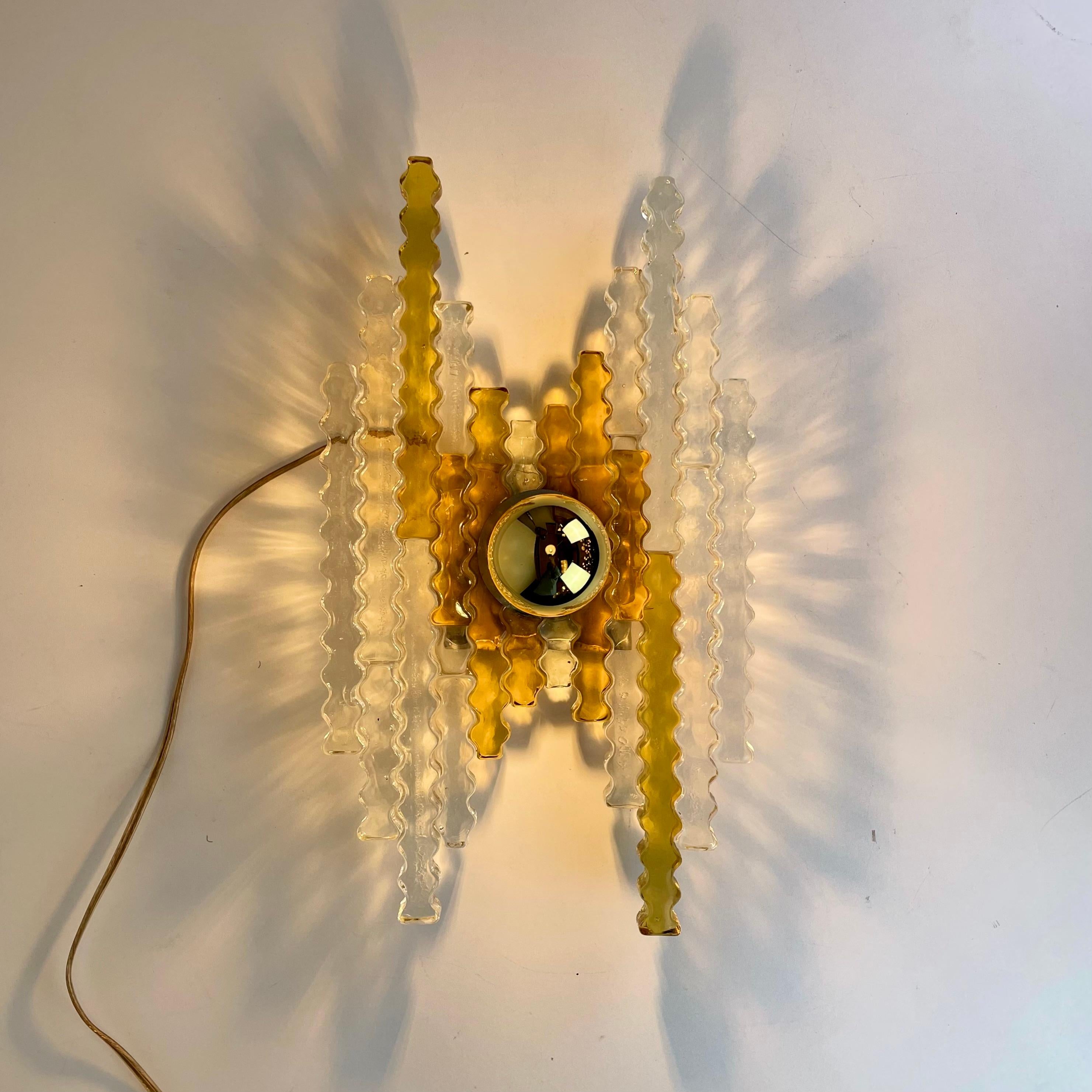 Aplique grande de cristal de Murano diseñado por Poliarte en la década de 1970.
Crea un bonito efecto de luz en la pared.

Diseñado por: Poliarte
Origen: Italia
Periodo de diseño: 1970s
Materiales: Cristal de Murano, metal
Color: amarillo,