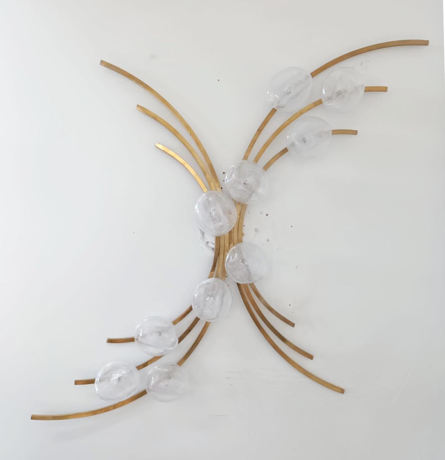 Elegante escultura italiana apliques con cristal de Murano difiere soplado a mano con burbujas cuidadosamente sopladas dentro del cristal mediante la técnica Bollicine, montada sobre estructura de latón semipulido sin lacar / Made in Italy
Medidas: