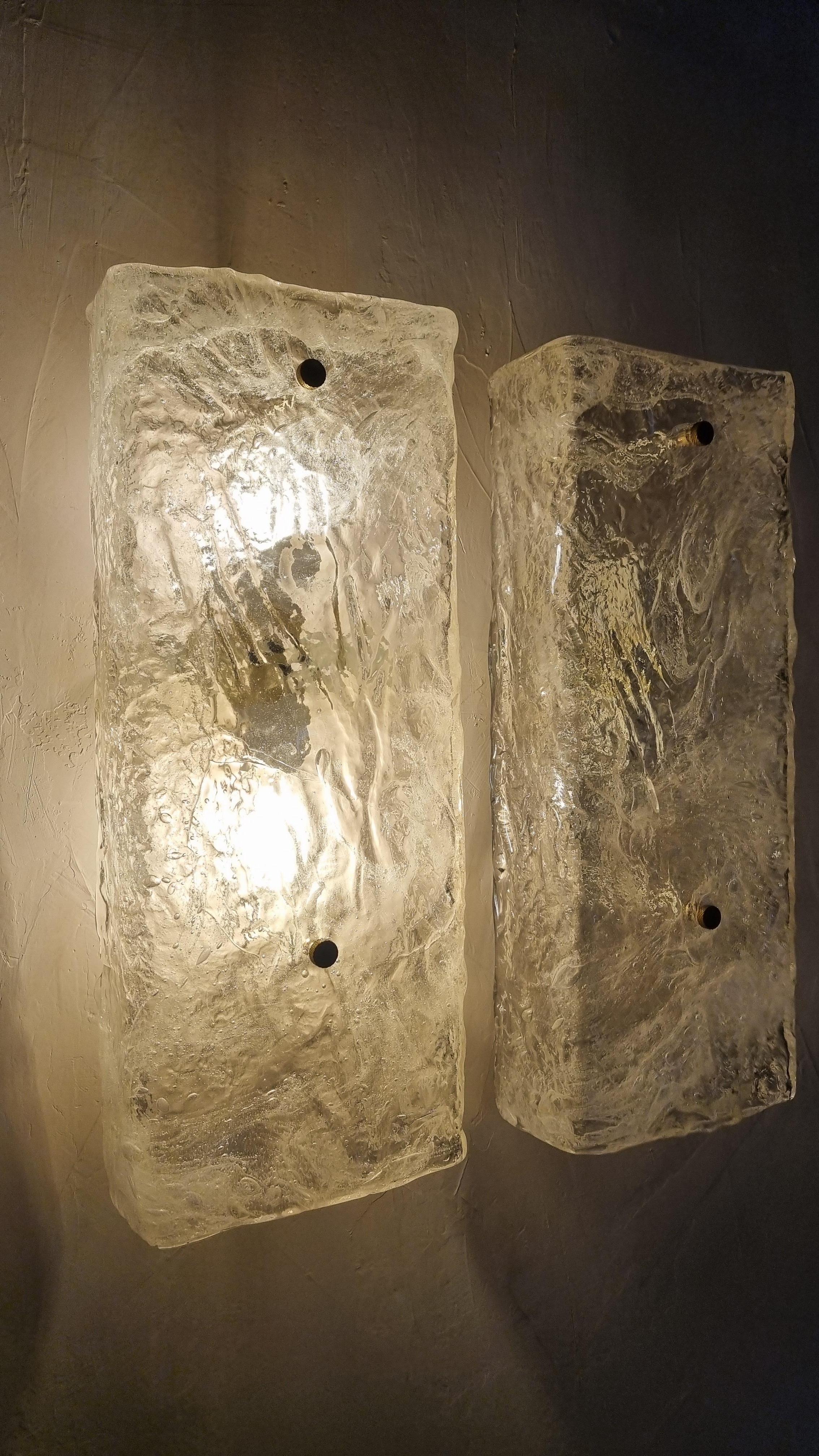 Ensemble de 2 appliques murales produites par Barovier & Toso dans les années 60, structure en métal peint, détails en laiton et diffuseurs en verre de Murano irisé, deux points lumineux, montage E 27 ampoules.
Excellent état, installation