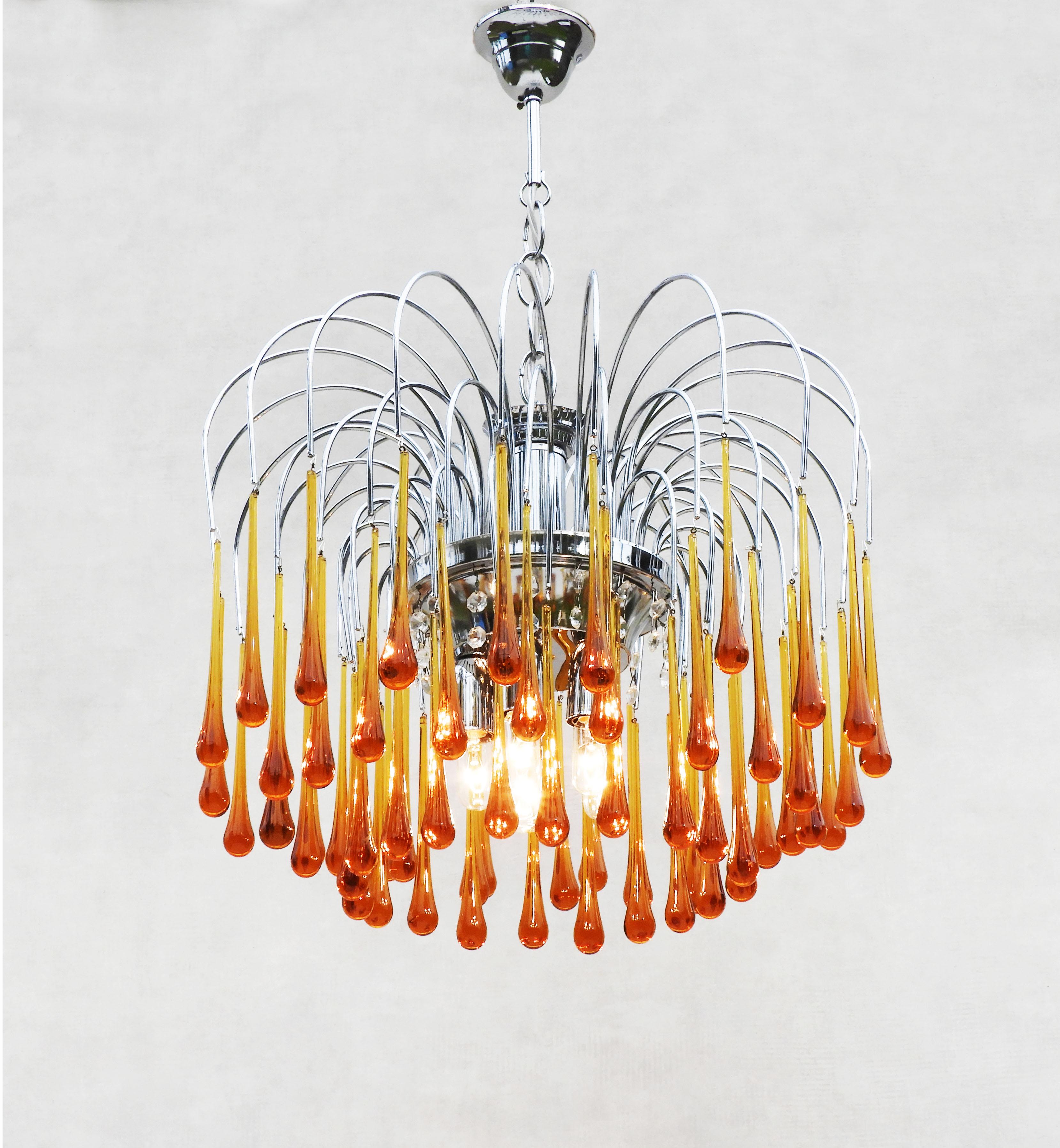 Iconic Paulo Venini-style waterfall pendant chandelier C1960s Italy.
Beautiful Italian Murano glass cascade pendant light with 60 warm amber ‘teardrop’ crystals on a three-tier chrome frame. In great vintage condition with a good patina and no