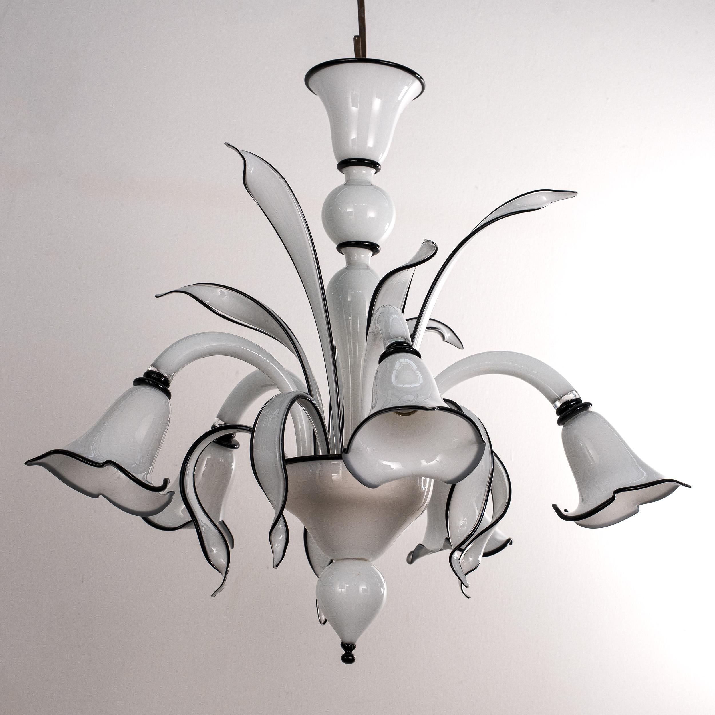 Lampadario in vetro di Murano bianco e nero a 5 luci, Vintage Made in Italy in stock
Condizioni: condizioni praticamente perfette e mai usate: nessun graffio pesante, nessun difetto, nessuna crepa, nessuna parte mancante.
 
Tipo: Lampadario