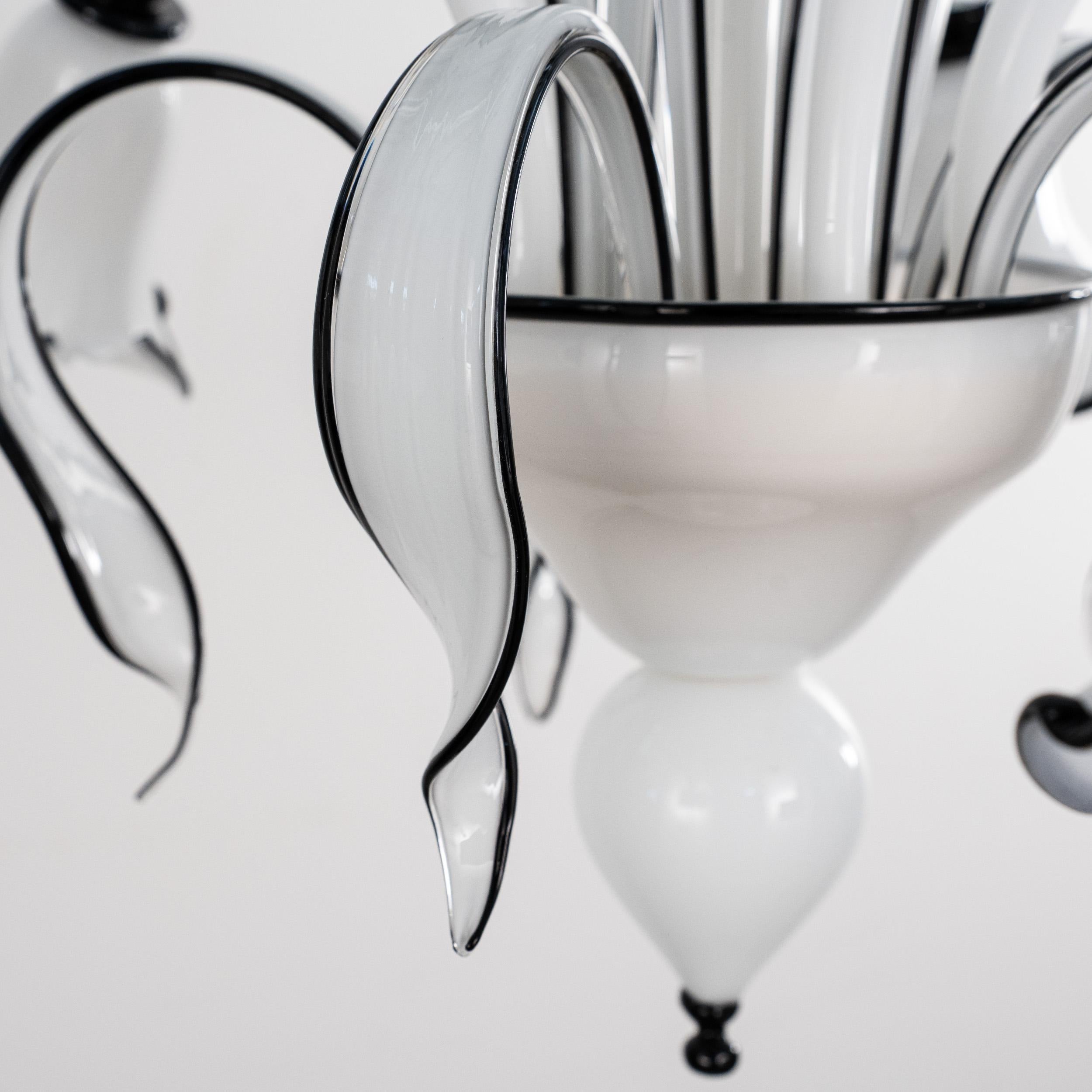 Italiano Lampadario in vetro di Murano bianco e nero a 5 luci, Vintage Made in Italy in stock in vendita