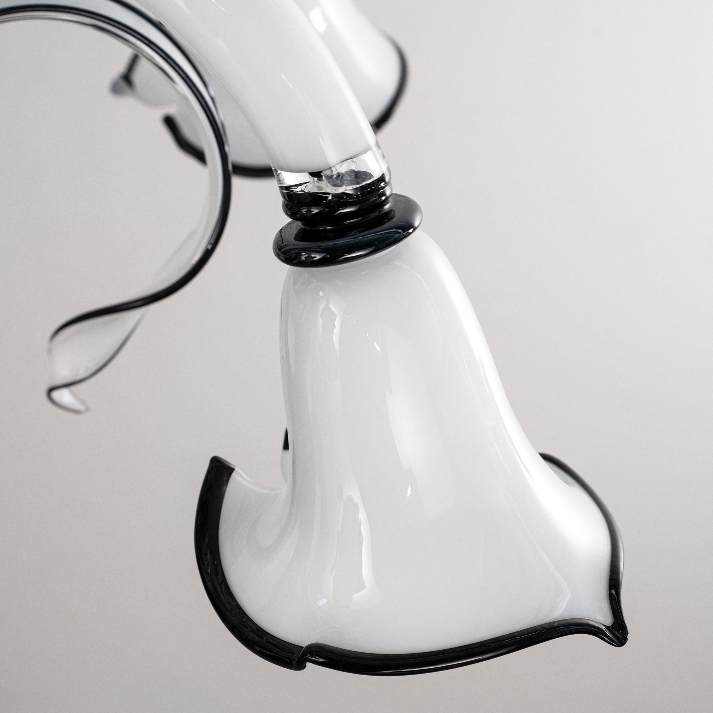 Lampadario in vetro di Murano bianco e nero a 5 luci, Vintage Made in Italy in stock In condizioni ottime in vendita a Venezia, IT
