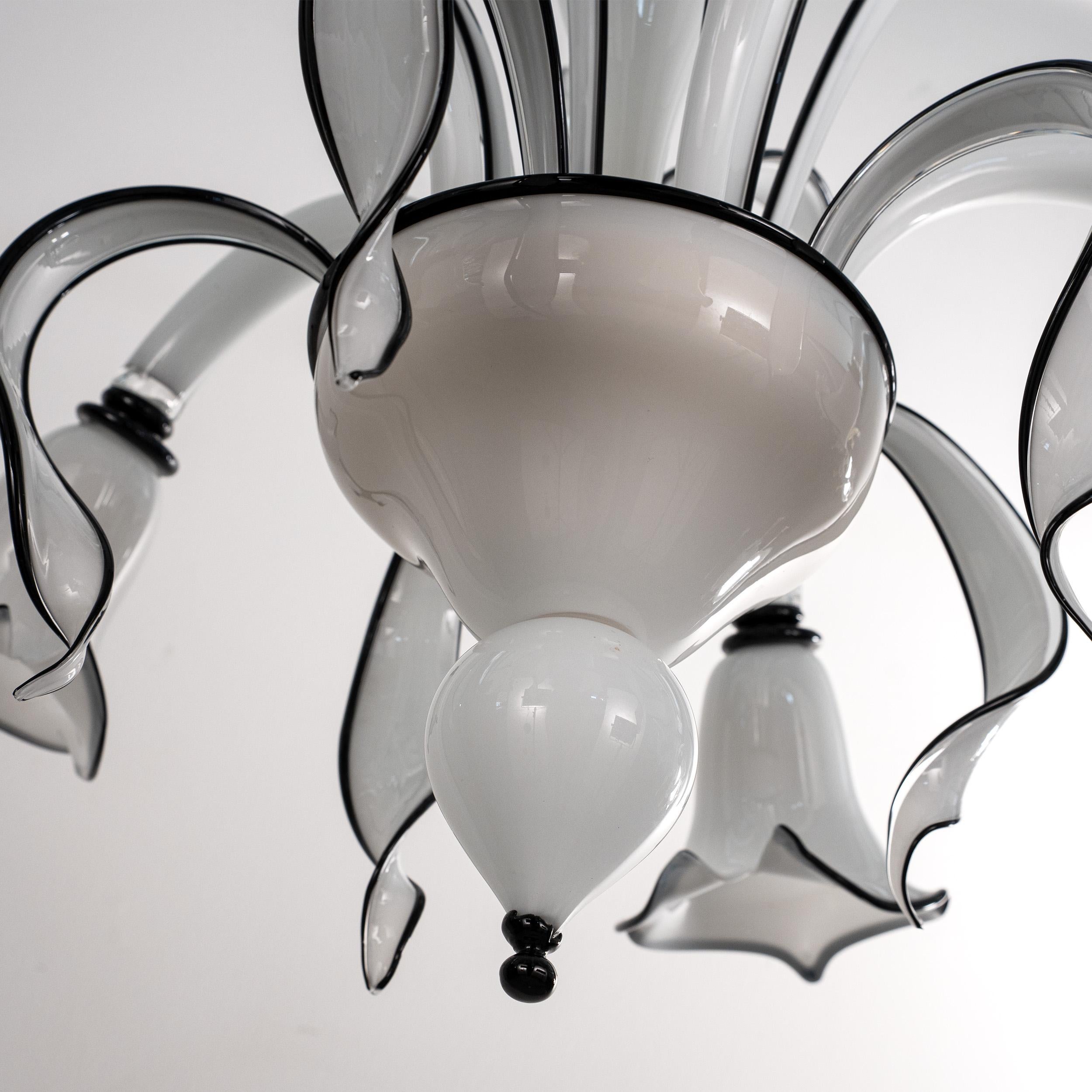 XX secolo Lampadario in vetro di Murano bianco e nero a 5 luci, Vintage Made in Italy in stock in vendita