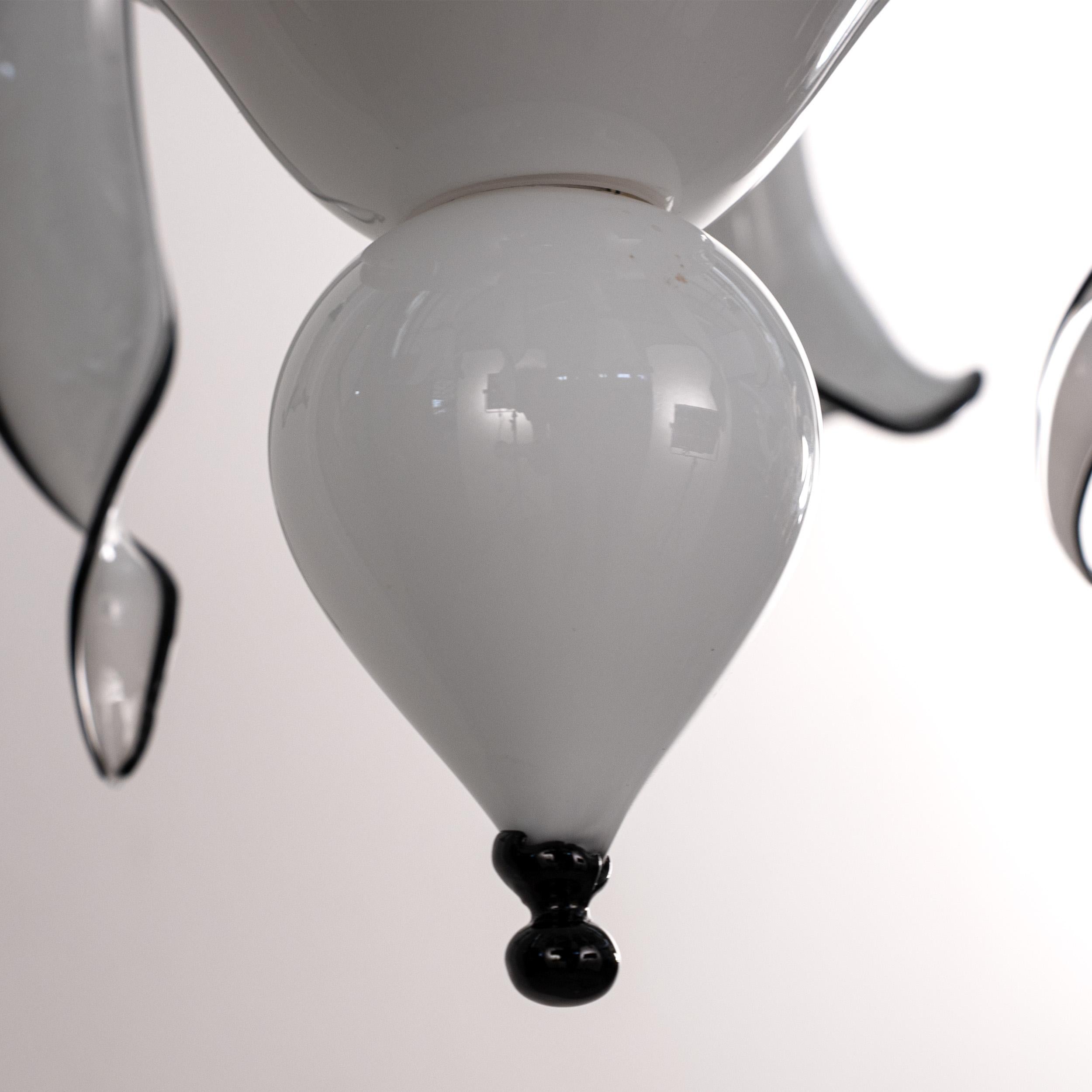 Lampadario in vetro di Murano bianco e nero a 5 luci, Vintage Made in Italy in stock in vendita 2