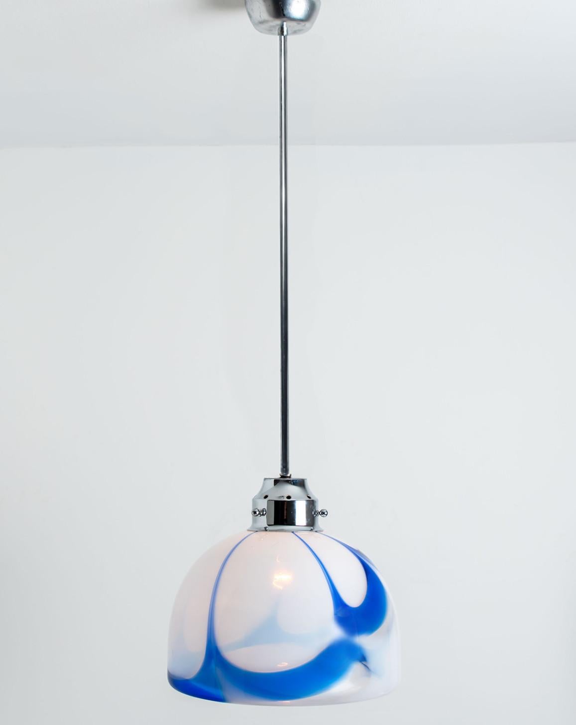 Mid-Century Modern Lampe à suspension en verre de Murano blanc et bleu, Italie, années 1970 en vente