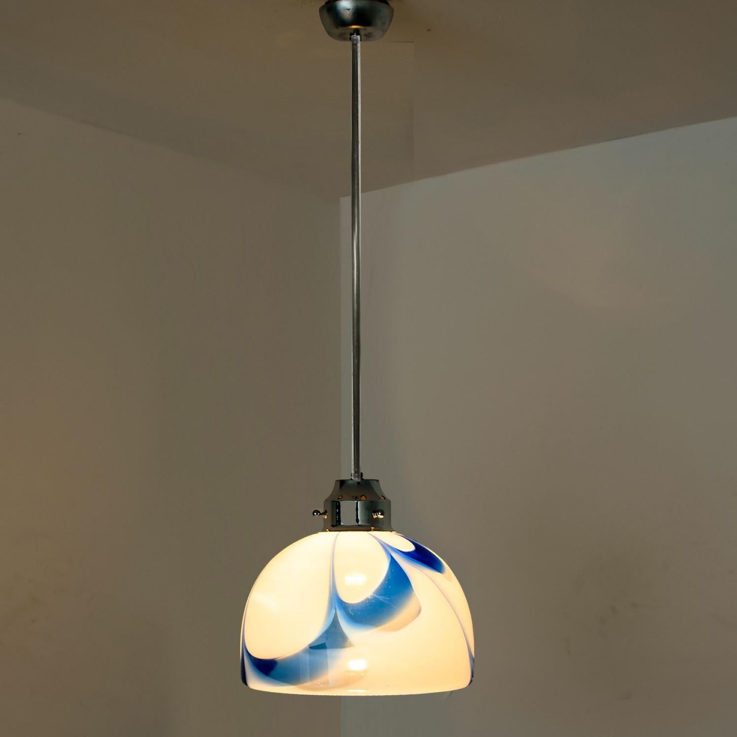 Autre Lampe à suspension en verre de Murano blanc et bleu, Italie, années 1970 en vente