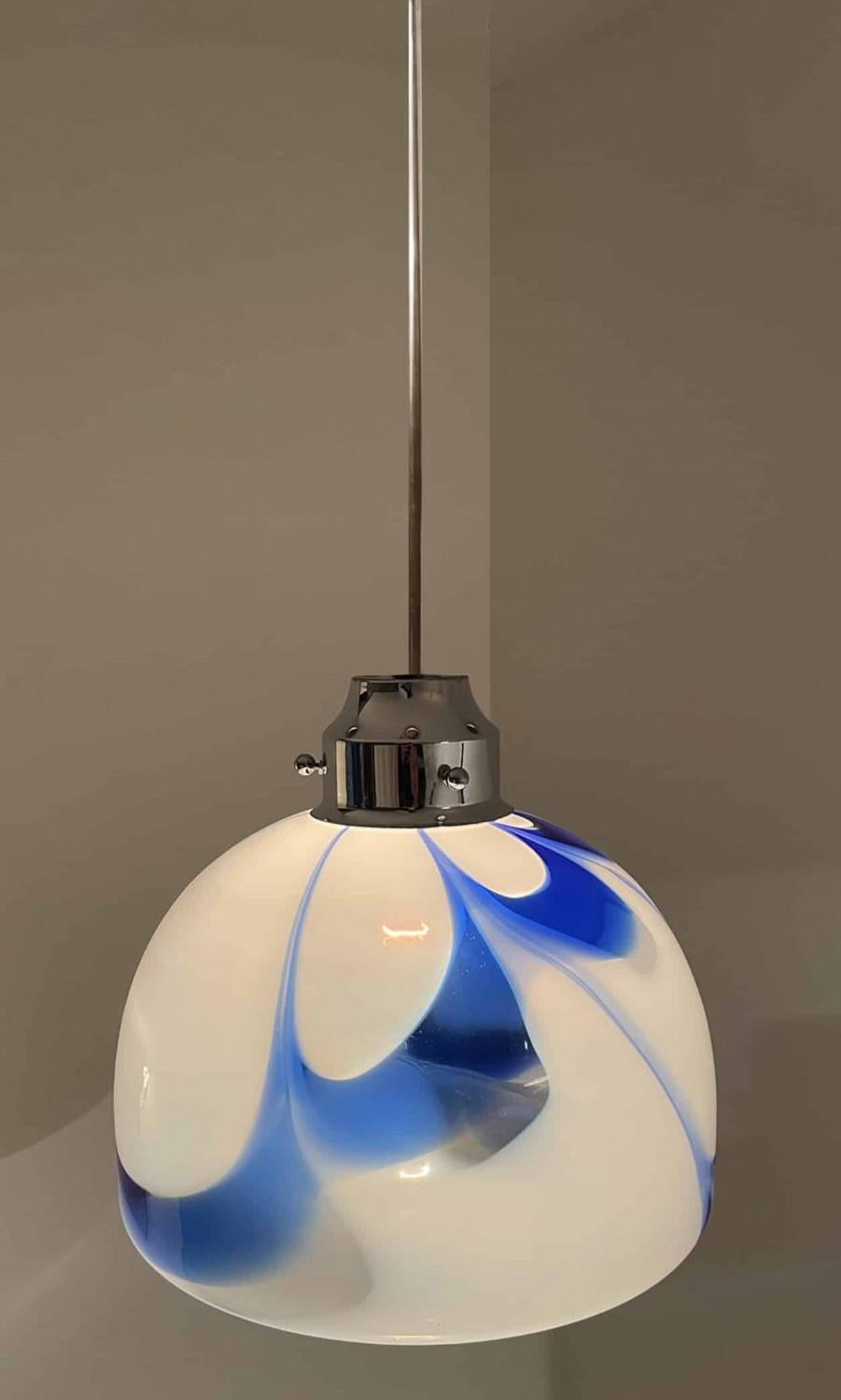 Murano White and Blue Glass Pendant Light, Italy, 1970s In Good Condition For Sale In Rijssen, NL