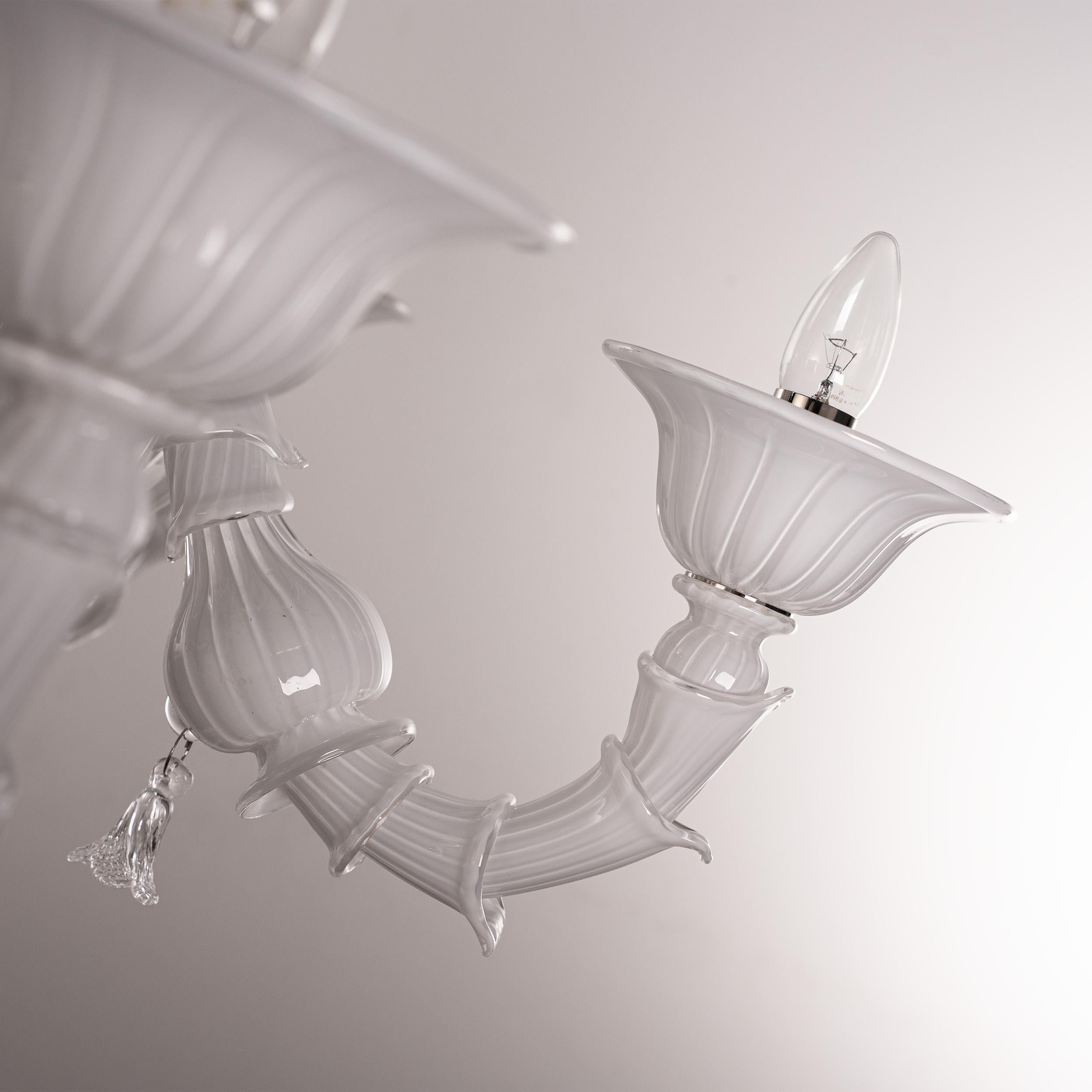 Disponible ahora - Murano Blanco y transparente araña de cristal 6 luces, Vintage Made in Italy en stock
Estado: prácticamente en perfecto estado y sin usar: sin grandes arañazos, ni defectos, ni grietas, ni piezas que falten.
 
Tipo: Araña