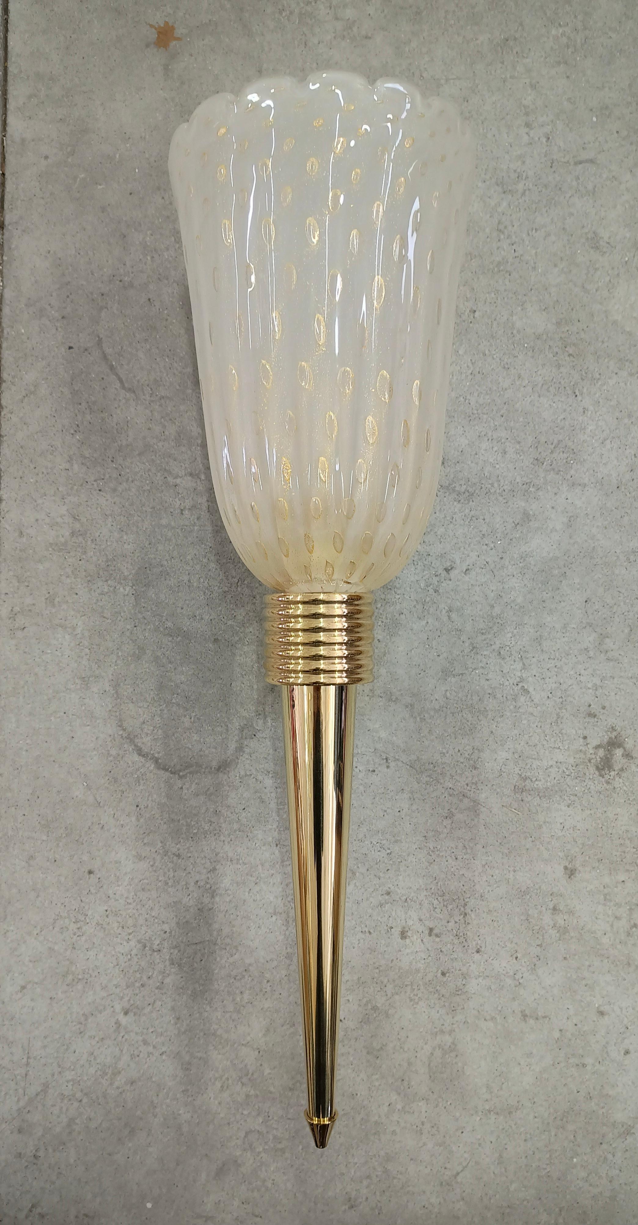 Refined and delicate design for this wall light in white and gold Murano glass with 