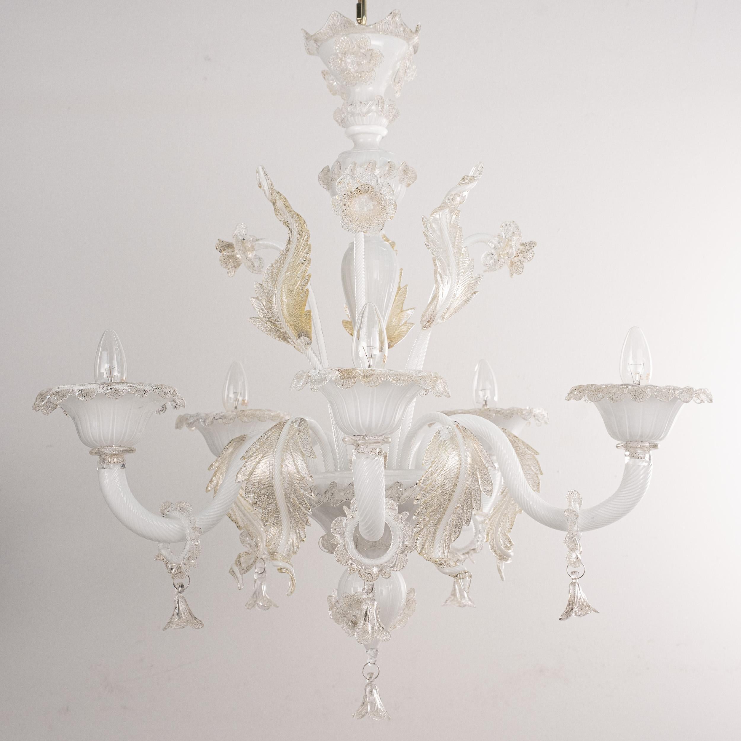 Jetzt verfügbar - exquisite und einzigartige Murano Weiß und Gold Glas Kronleuchter 5 Lichter, Vintage Made in Italy auf Lager
Zustand: praktisch perfekter Zustand und nie benutzt: keine schweren Kratzer, keine Defekte, keine Risse, keine fehlenden