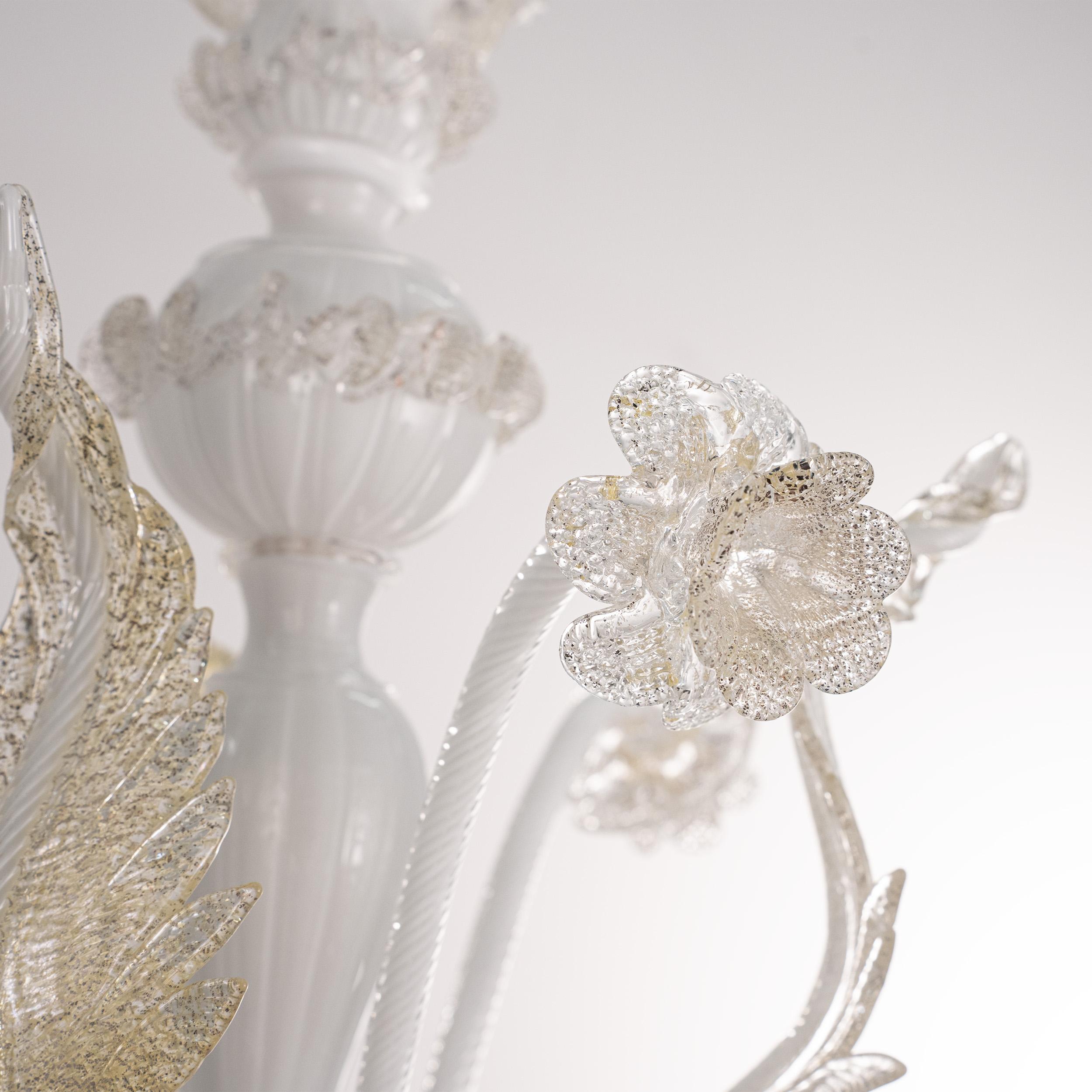 Murano Weiß und Gold Glas Kronleuchter 5 Lichter, Vintage Made in Italy auf Lager (Italienisch) im Angebot