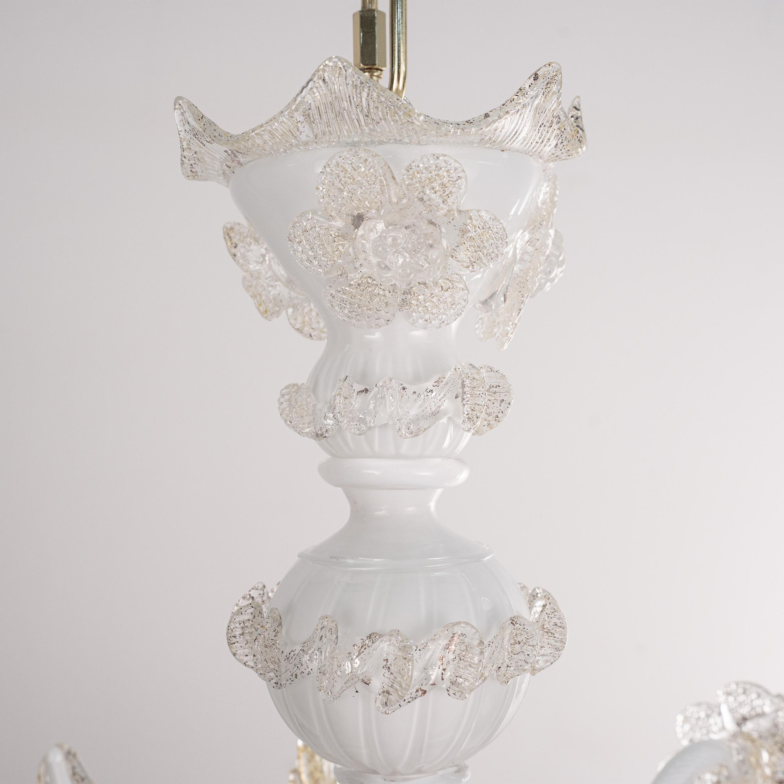 Murano Weiß und Gold Glas Kronleuchter 5 Lichter, Vintage Made in Italy auf Lager im Zustand „Hervorragend“ im Angebot in Venezia, IT