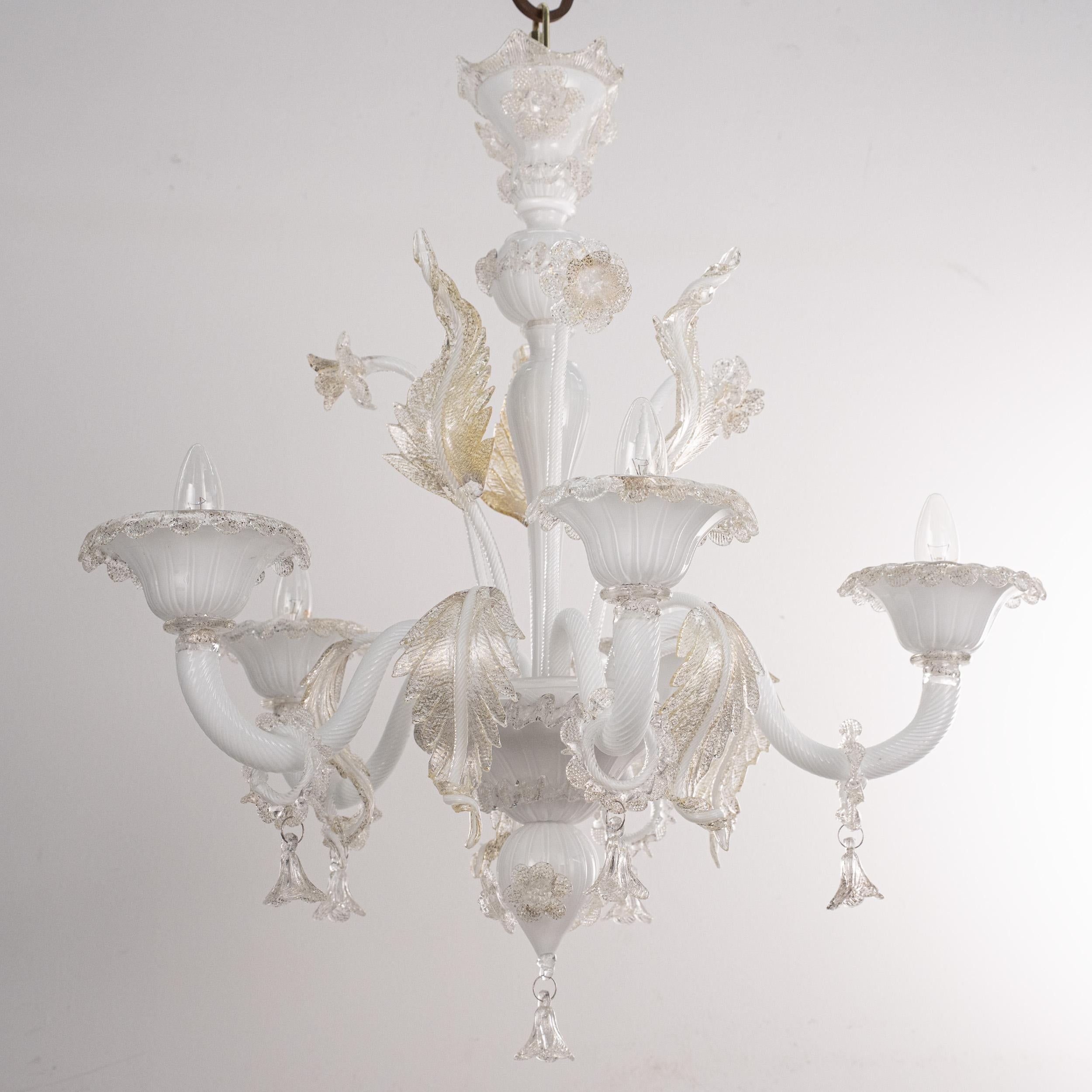 Murano Weiß und Gold Glas Kronleuchter 5 Lichter, Vintage Made in Italy auf Lager (Messing) im Angebot