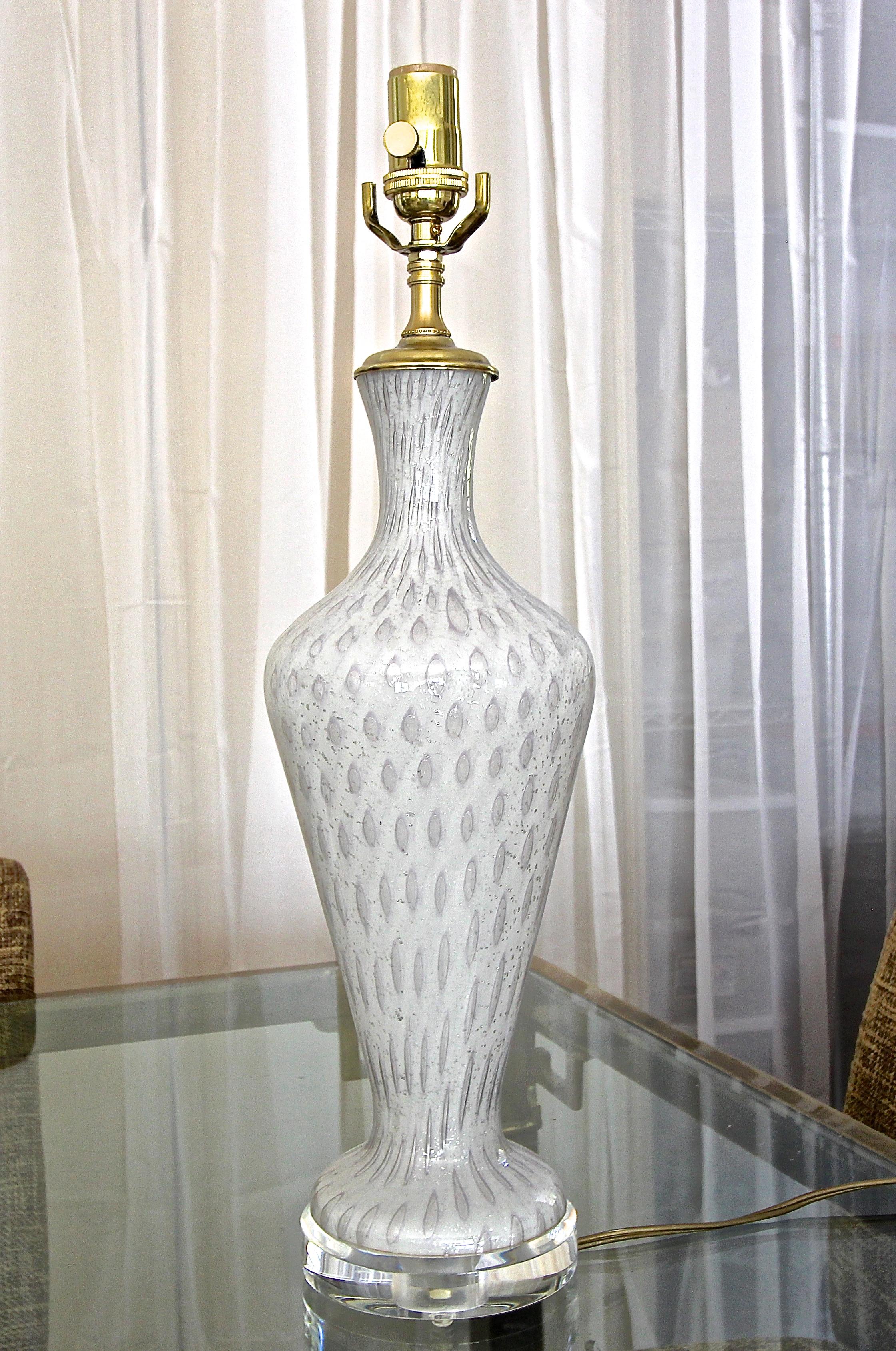 Murano Italian hand blown white glass table lamp, with silver mica flecks throughout and grey tone controlled bubbles on custom acrylic base. Rewired with new three way socket and cord.
Measures: Height top of glass 16.5