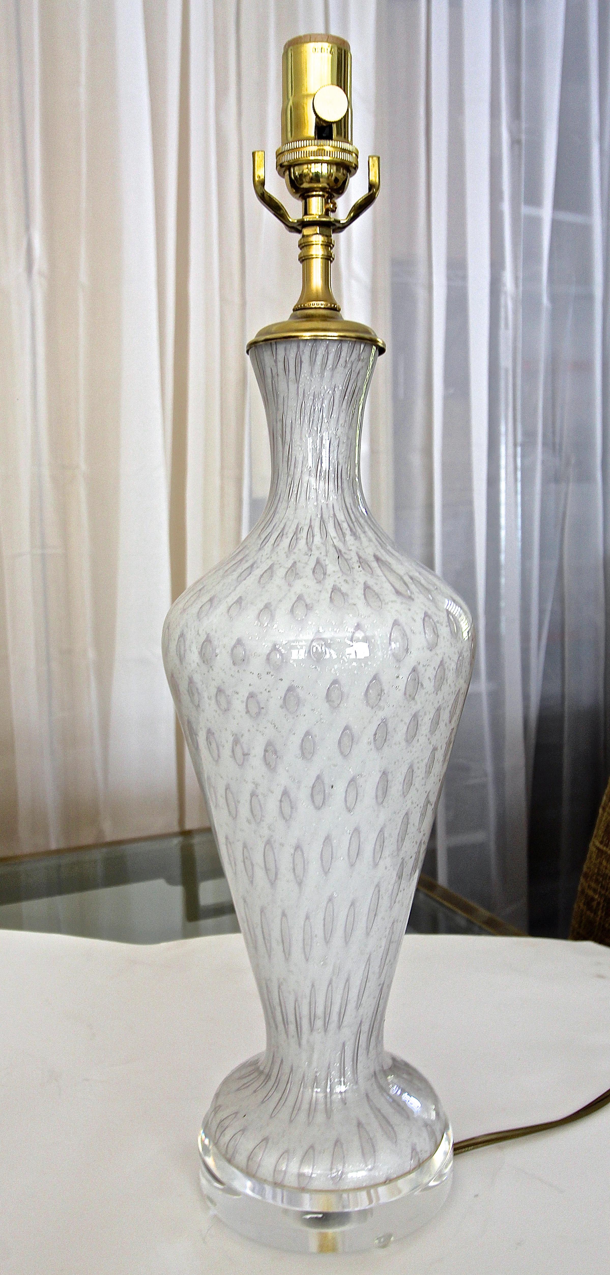 italien Lampe de table en verre Murano, blanc et inclusions d'argent en vente
