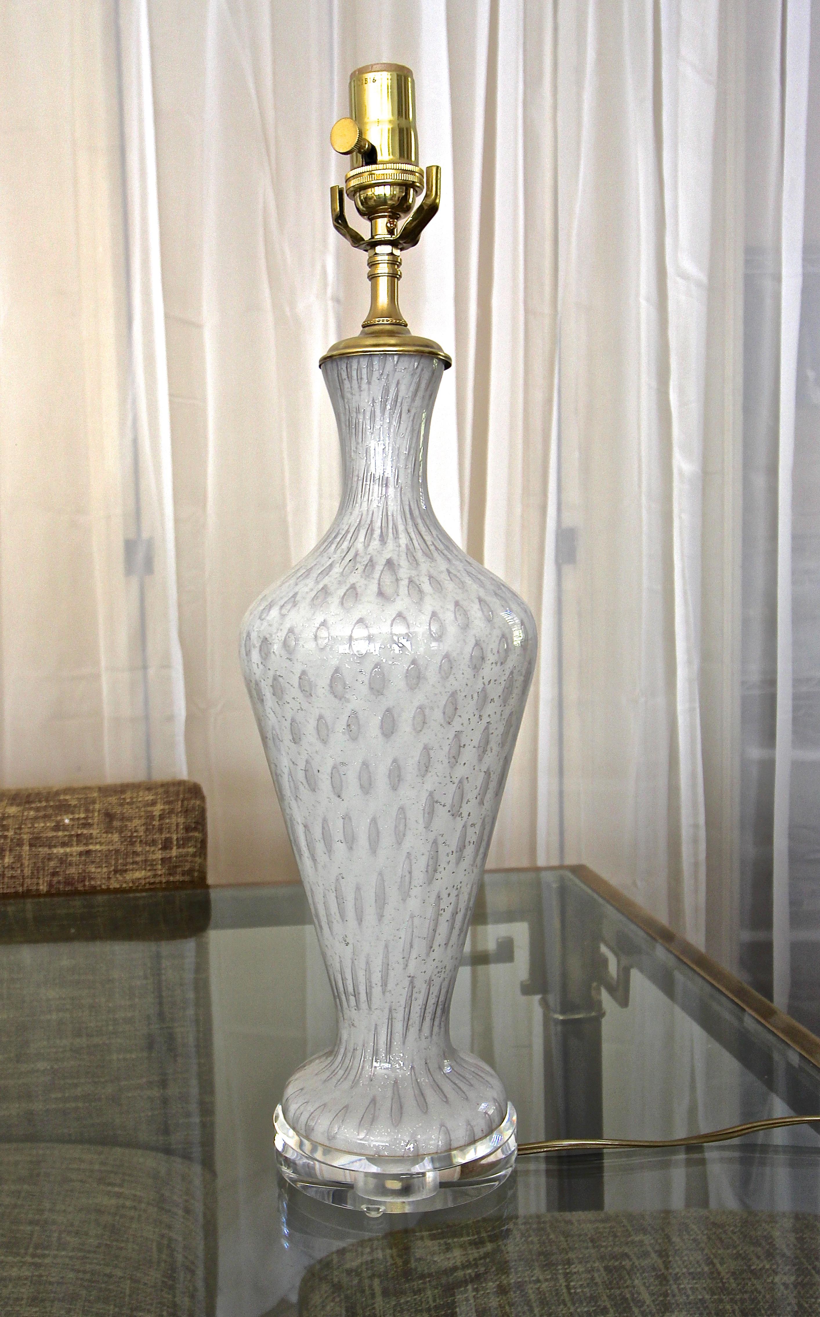 Lampe de table en verre Murano, blanc et inclusions d'argent Bon état - En vente à Palm Springs, CA