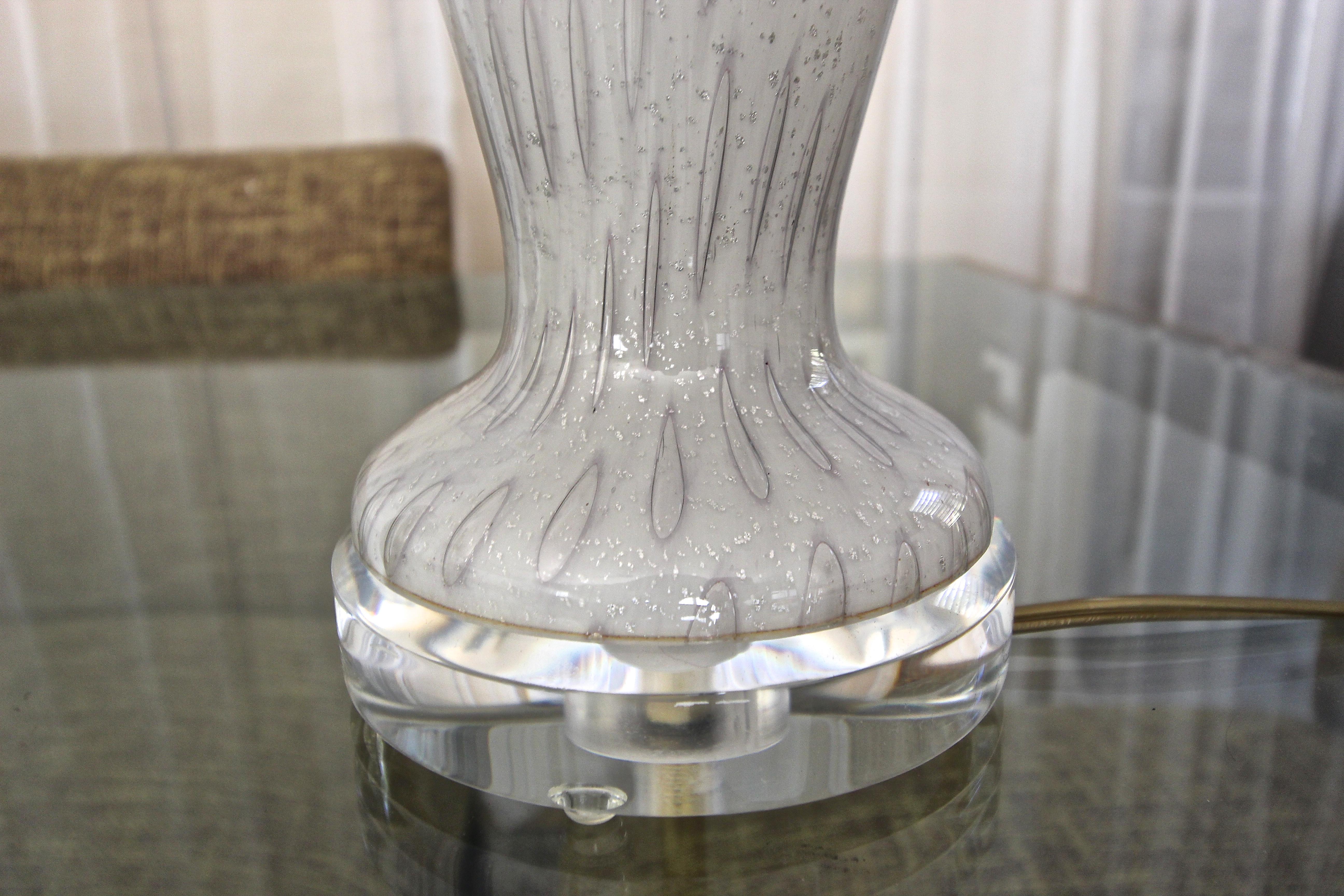 Laiton Lampe de table en verre Murano, blanc et inclusions d'argent en vente