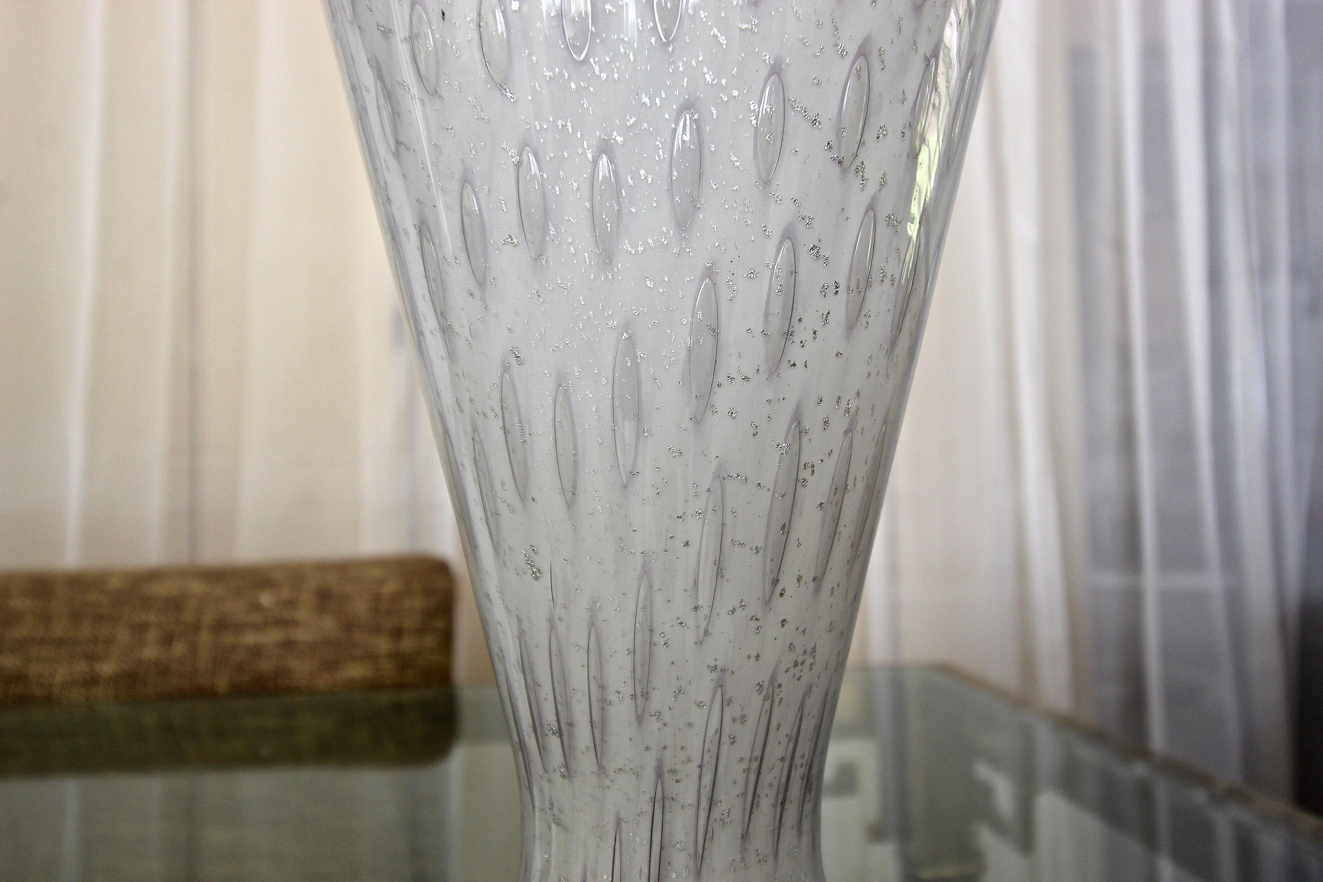 Lampe de table en verre Murano, blanc et inclusions d'argent en vente 1
