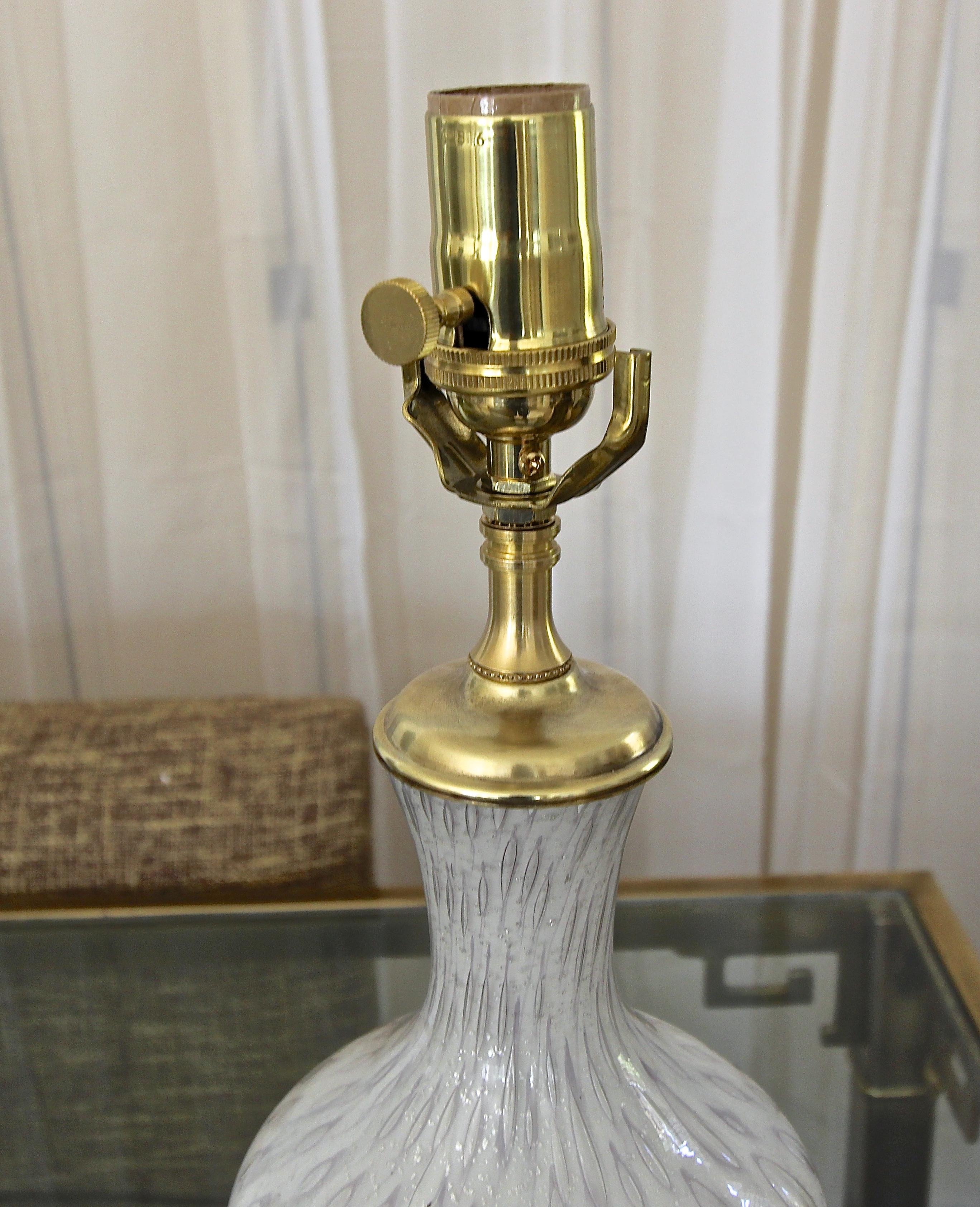 Lampe de table en verre Murano, blanc et inclusions d'argent en vente 2