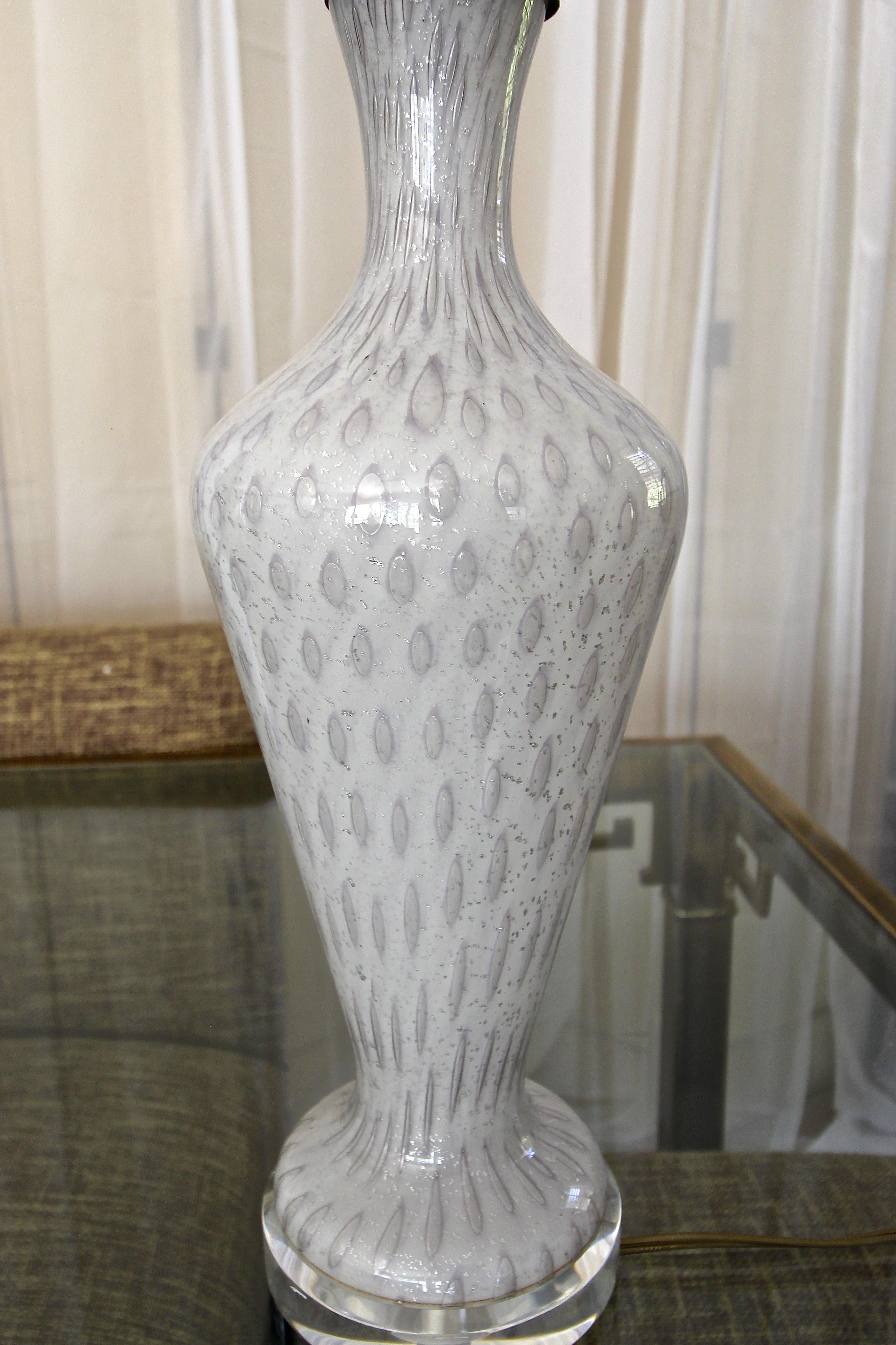 Lampe de table en verre Murano, blanc et inclusions d'argent en vente 3