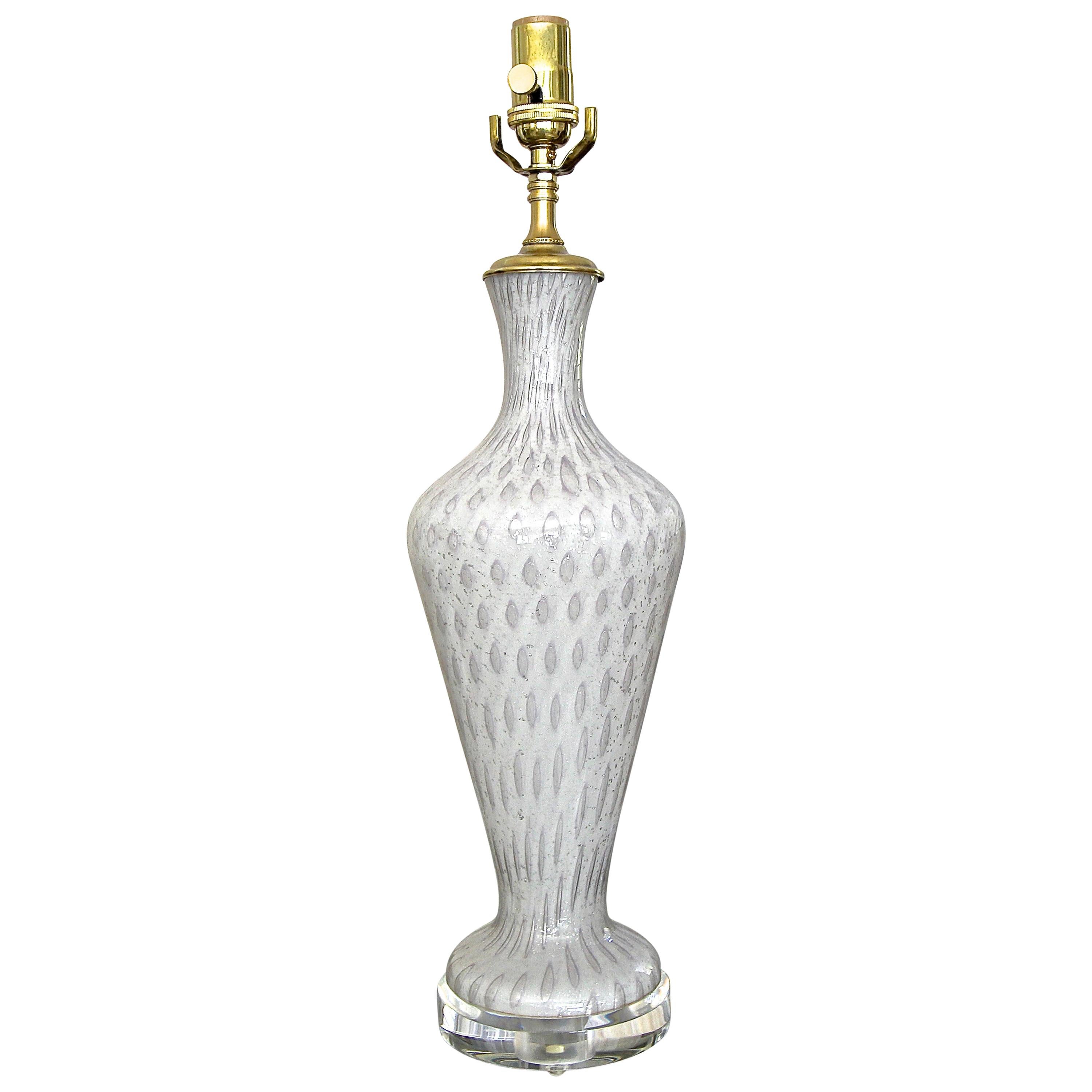Lampe de table en verre Murano, blanc et inclusions d'argent en vente