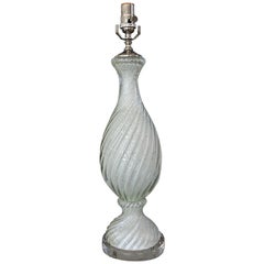 Lampe de bureau en verre de Murano torsadé avec inclusions de blanc et d'argent