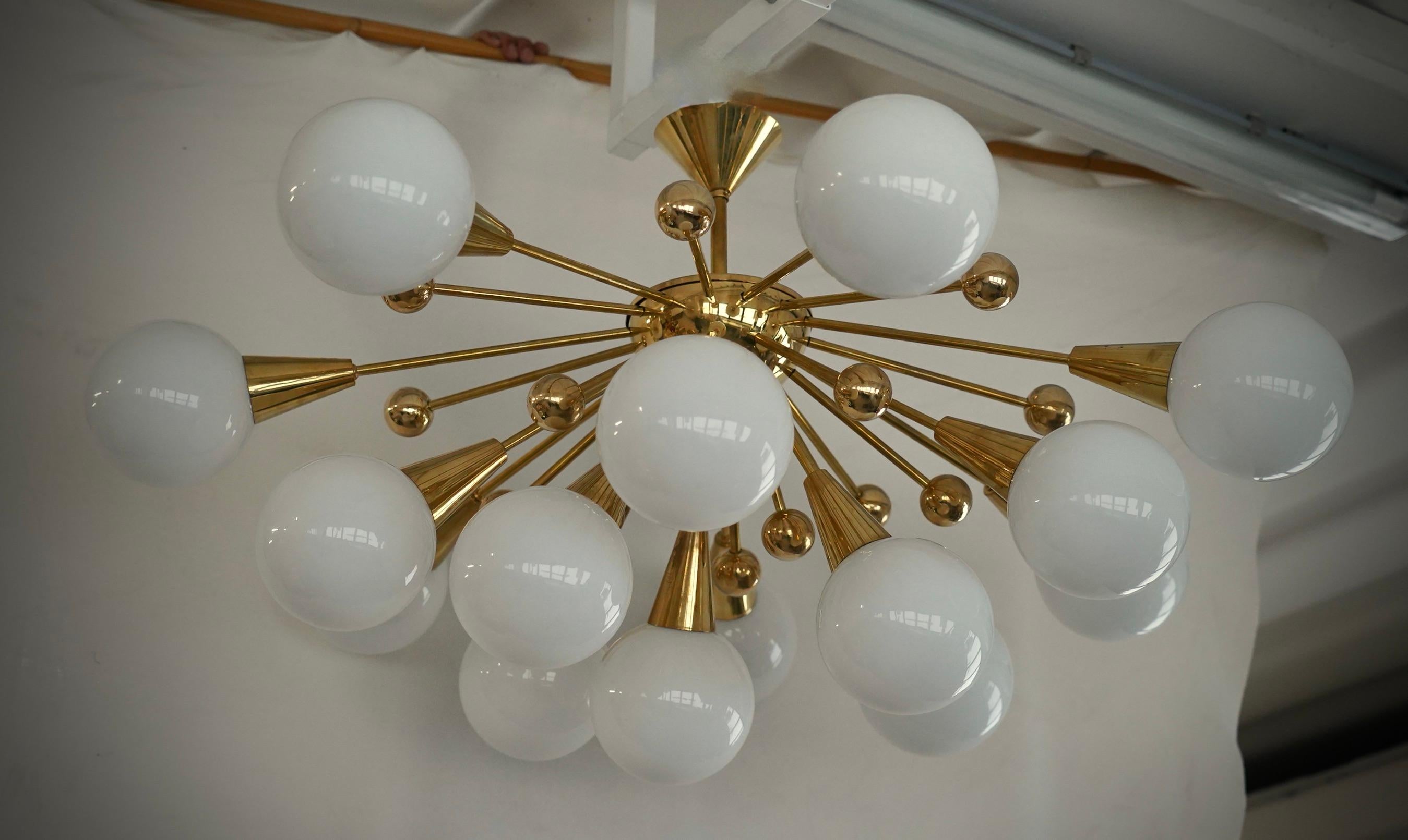 A fantastic white sputnik, with a surprising design and for its very low height, which allows it to fit in both high and low ceilings. Very elegant, it will furnish and decorate your entire home.

The chandelier has a central structure in brass, a