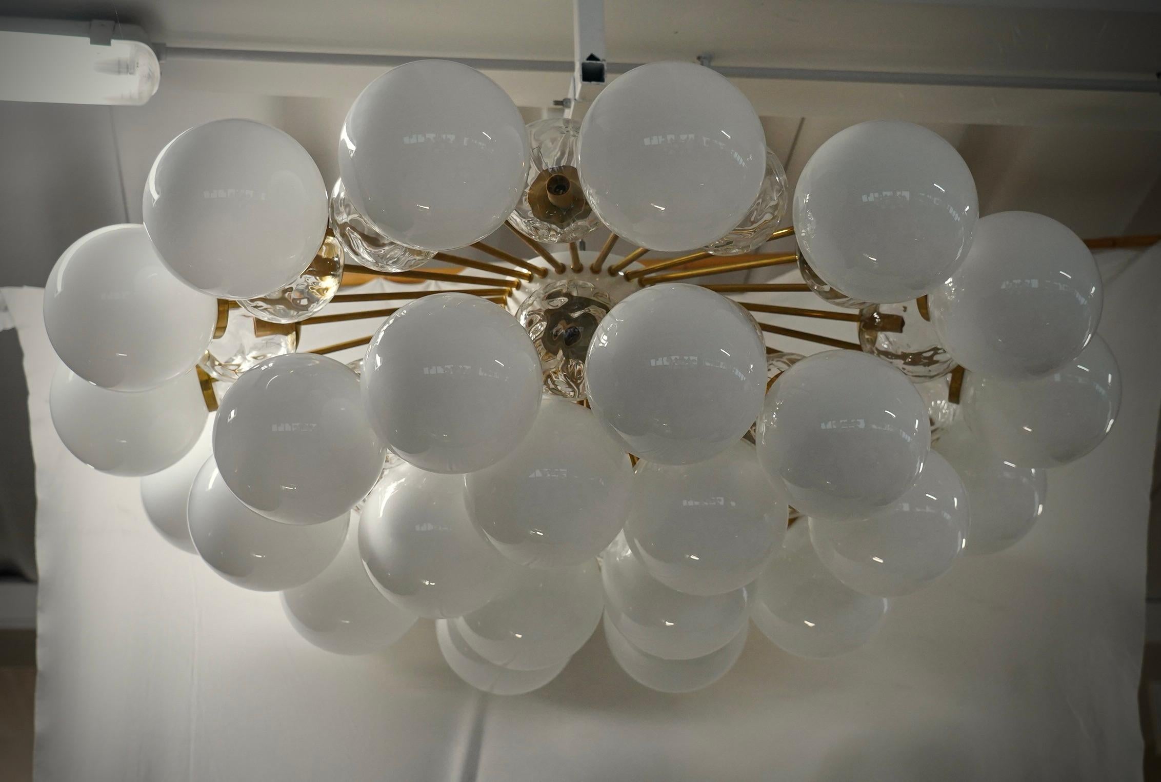 A fantastic white sputnik, with a surprising design and its very low height, which allows it to adapt to both high and low ceilings. Very elegant, it will furnish and decorate your entire home perfectly.

The chandelier has a central white metal