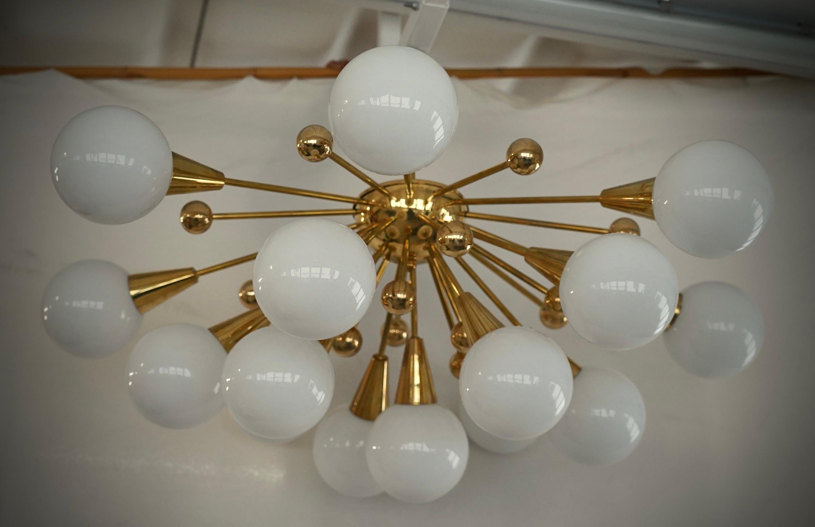 Murano Sputnik White Art Glass and Brass Midcentury Chandelier and Pendant, 2000 In Good Condition For Sale In Rome, IT