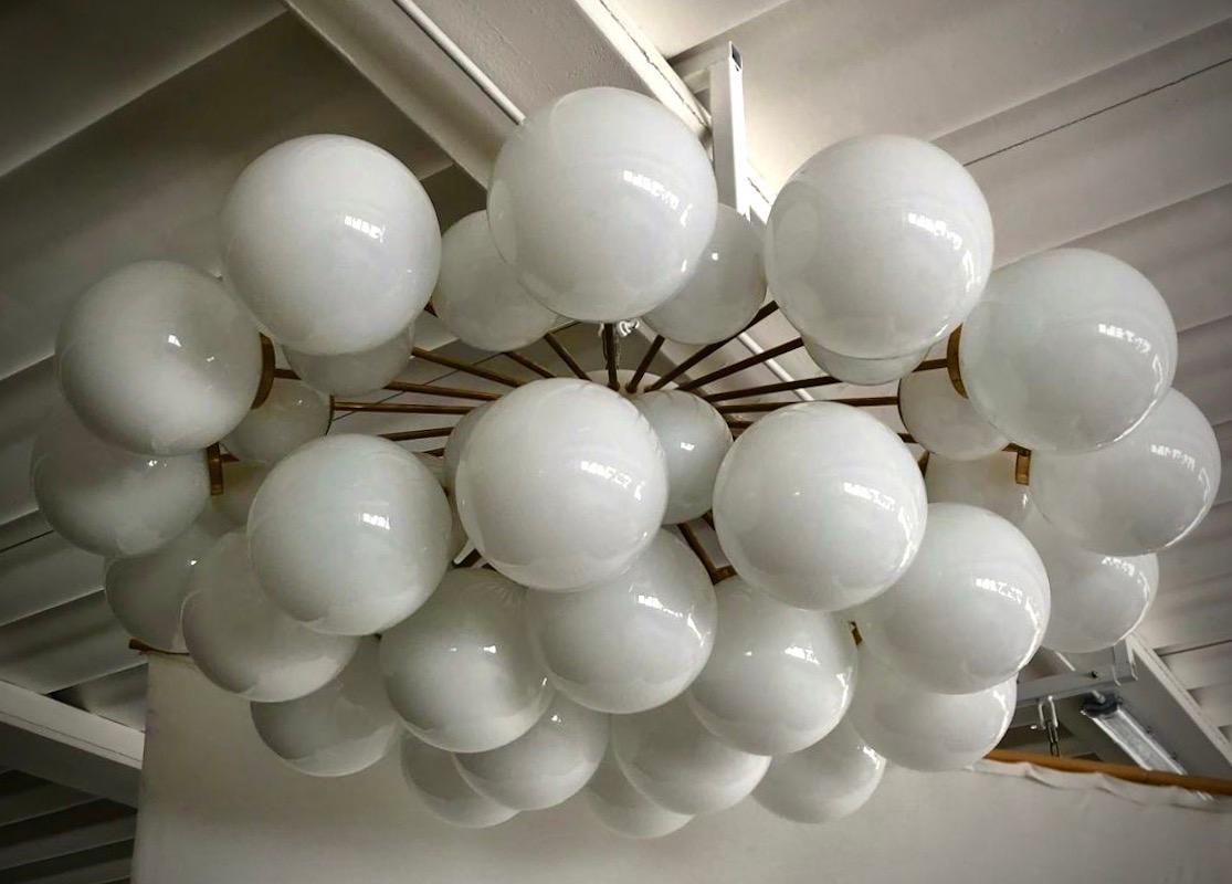 Murano White Art Glass and Brass MidCentury Chandelier and Pendant, 2000 In Good Condition For Sale In Rome, IT