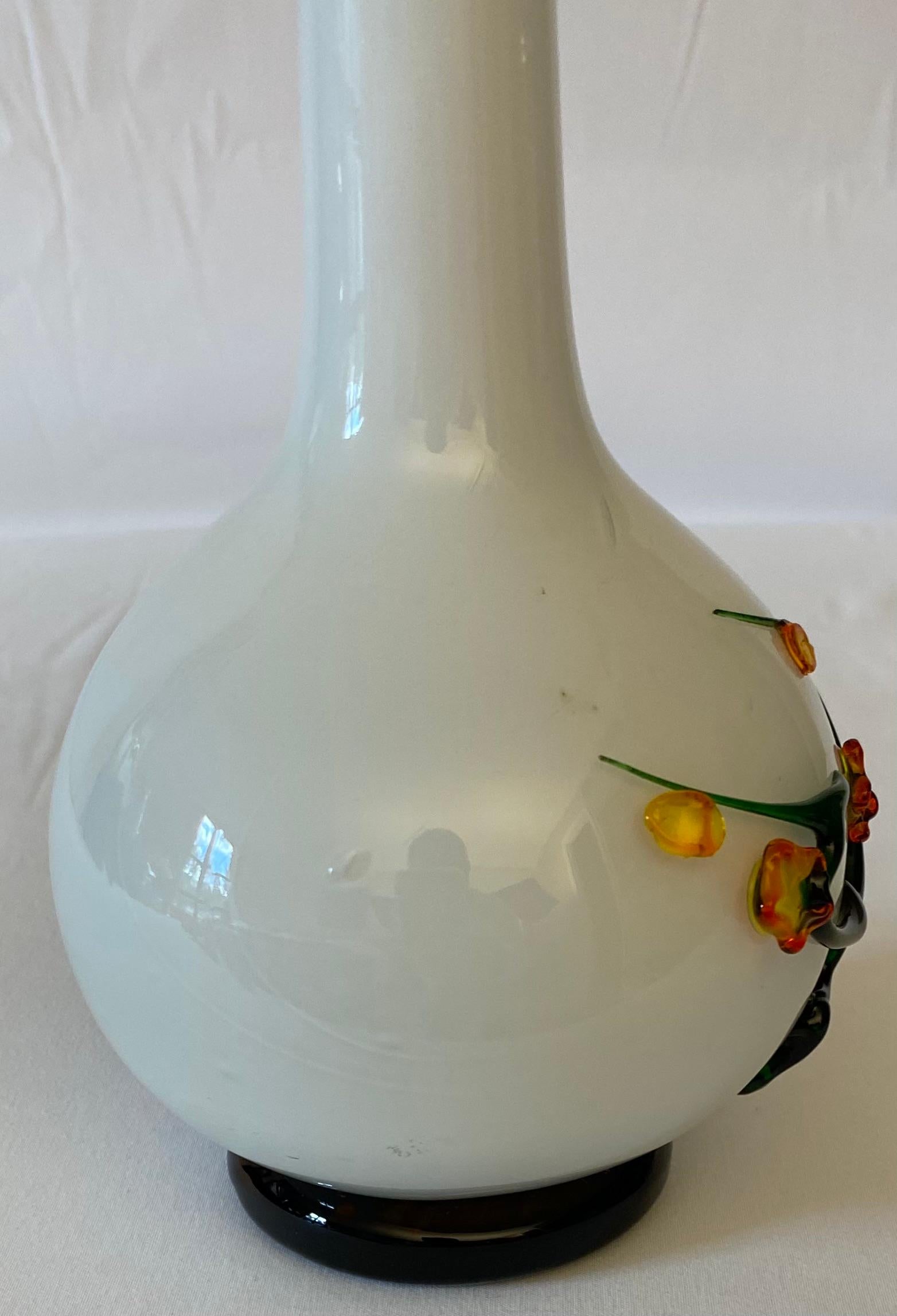 Fait main Vase à fleurs en verre soufflé blanc de Murano en vente
