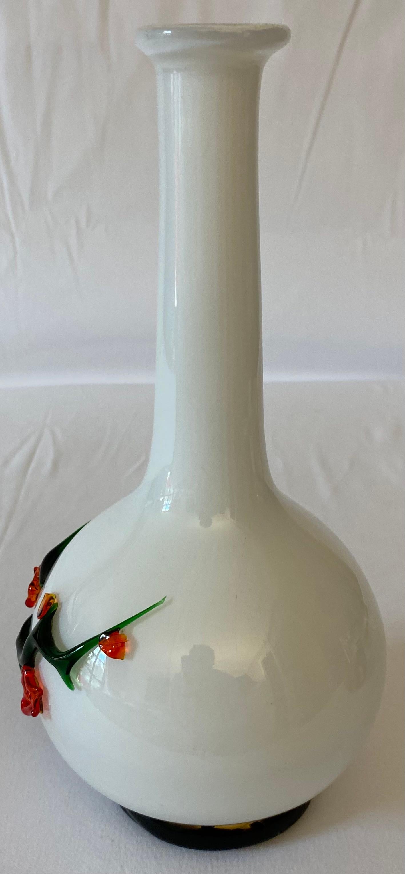 Verre d'art Vase à fleurs en verre soufflé blanc de Murano en vente