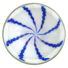 Runde Schale aus italienischem Muranoglas in Weiß, Blau und Aventurin mit gedrehten Bändern