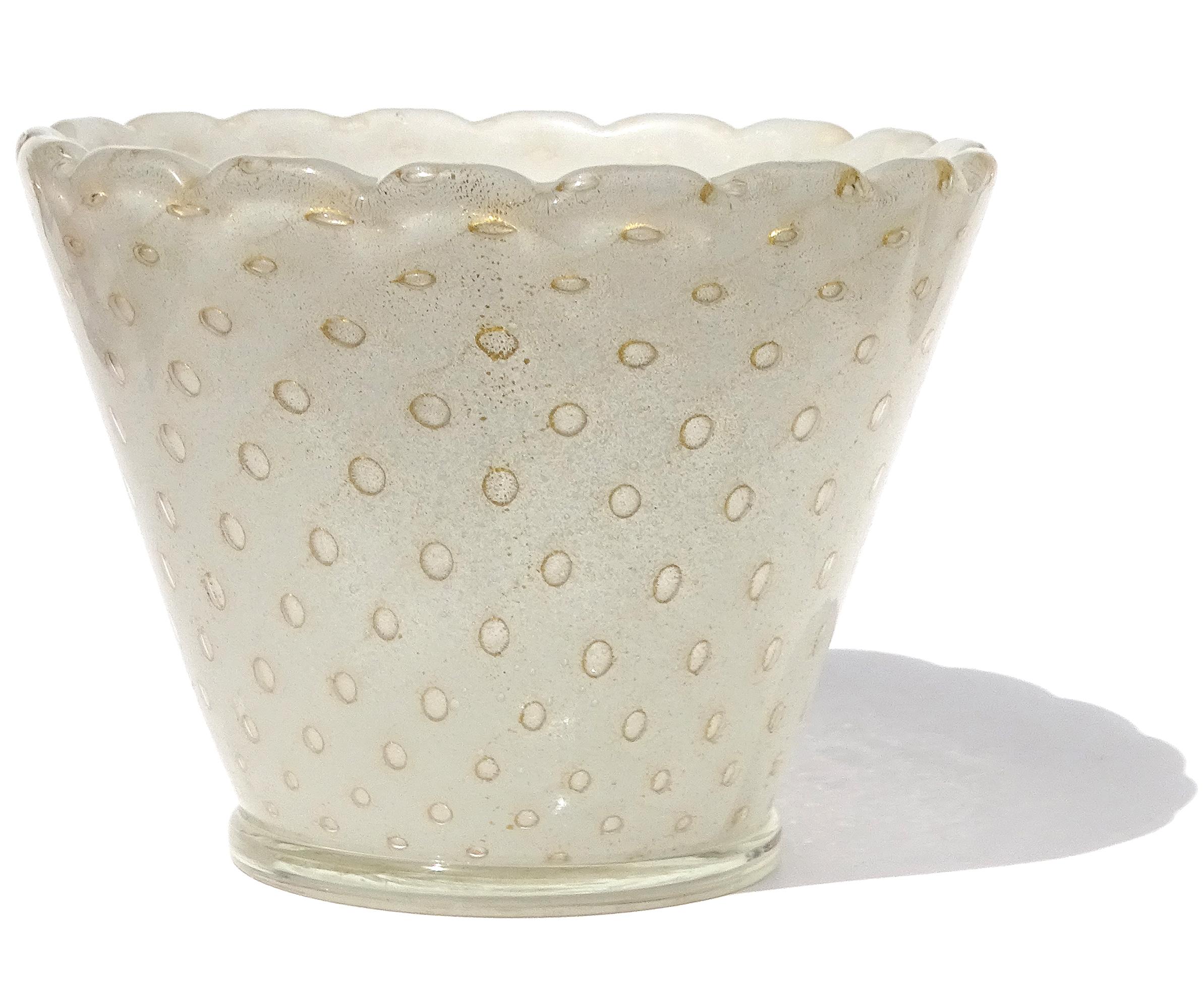 Bellissimo vaso vintage di Murano soffiato a mano a bolle controllate con macchie d'oro. Il colore bianco del vaso è creato da migliaia di piccole bolle spumose che compongono il corpo del pezzo. Realizzato con la tecnica del 