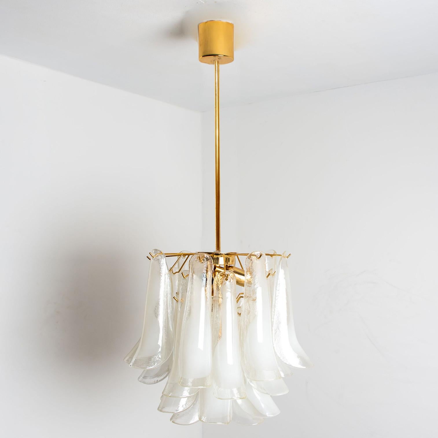Murano White Clear Glass and Brass Chandelier, Italy, 1970s In Good Condition In Rijssen, NL