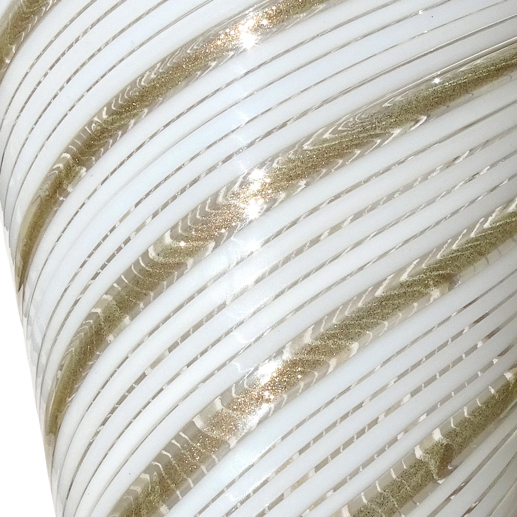Italienische Murano-Blumenvase mit Fuß aus Kunstglas mit Aventurinbändern aus weißem Kupfer und Kupfer im Zustand „Gut“ im Angebot in Kissimmee, FL